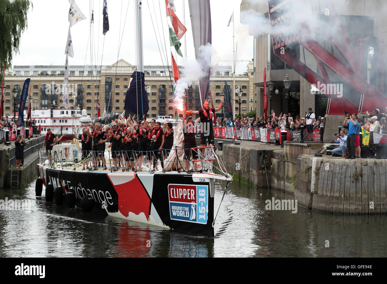 Team-LMAX-Austausch in der Endphase der Clipper Round the World Yacht Race am St Katharine Docks, London. Stockfoto