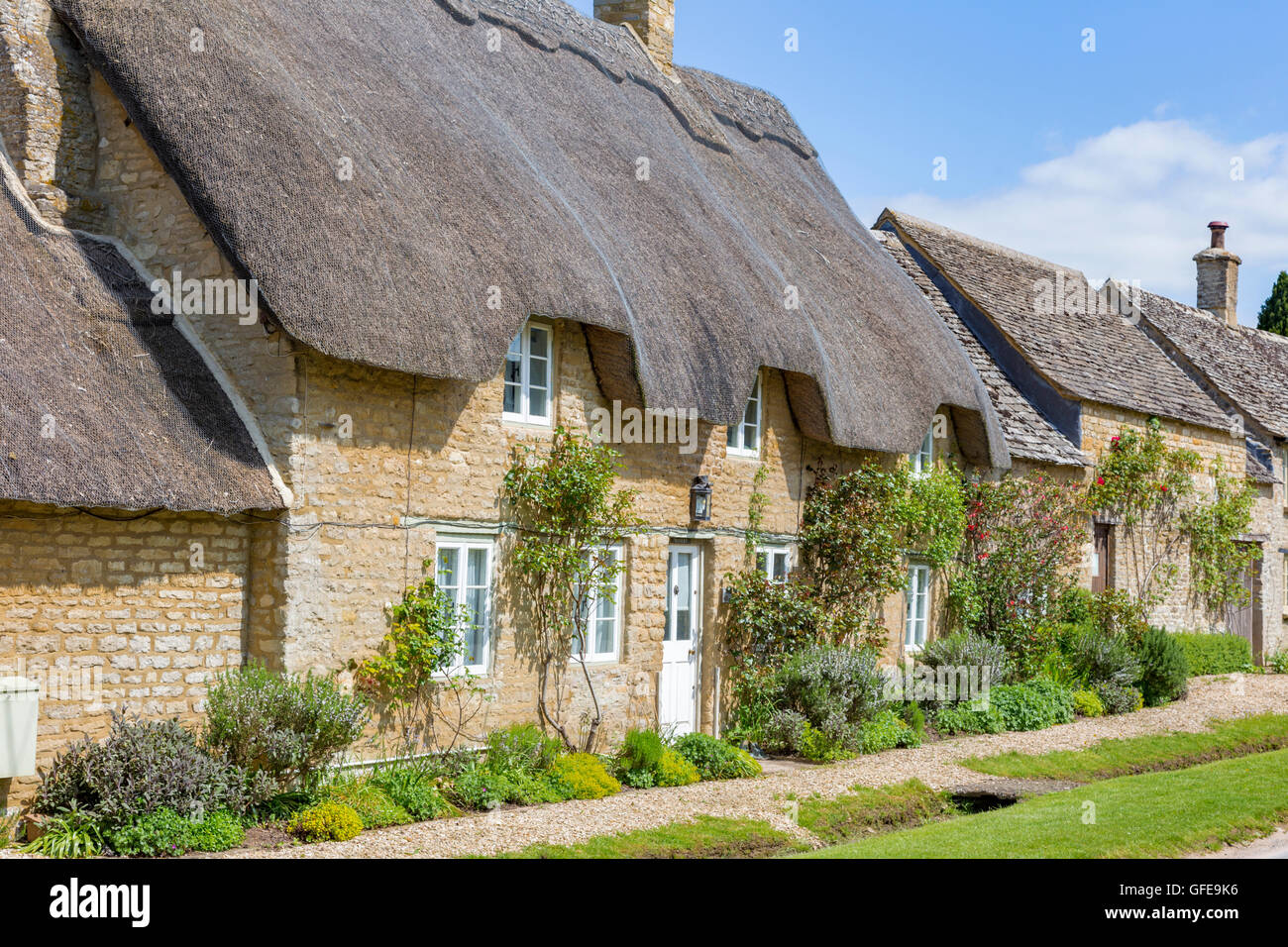 Strohgedeckten Hütten in Cotswold Dorf Minster Lovell, Oxfordshire, England, Großbritannien Stockfoto