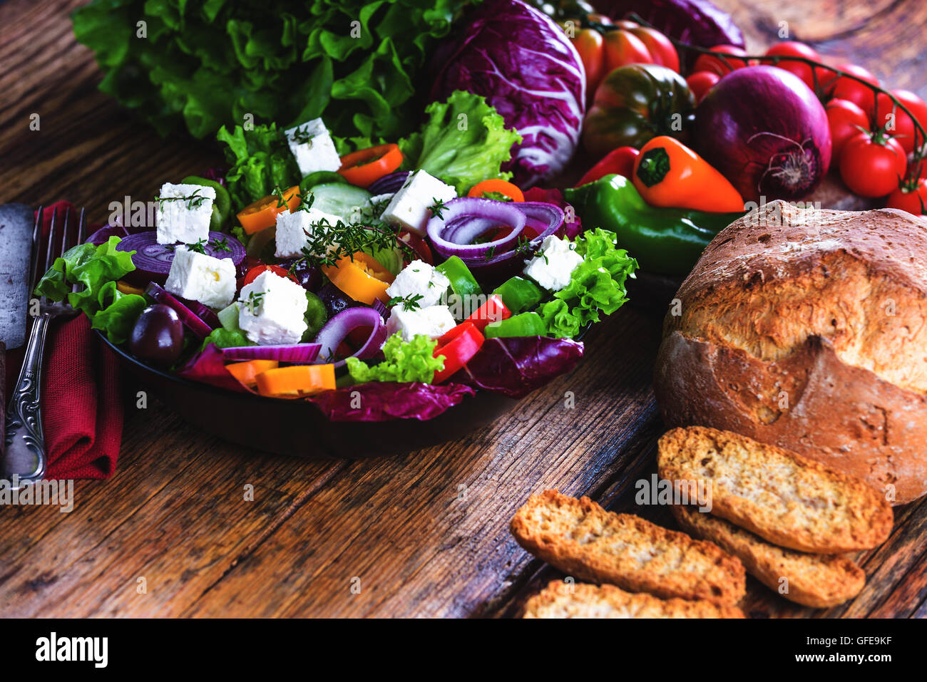 Knackigen Frühlingssalat mit Feta-Käse, reich an Vitaminen und Farben ...