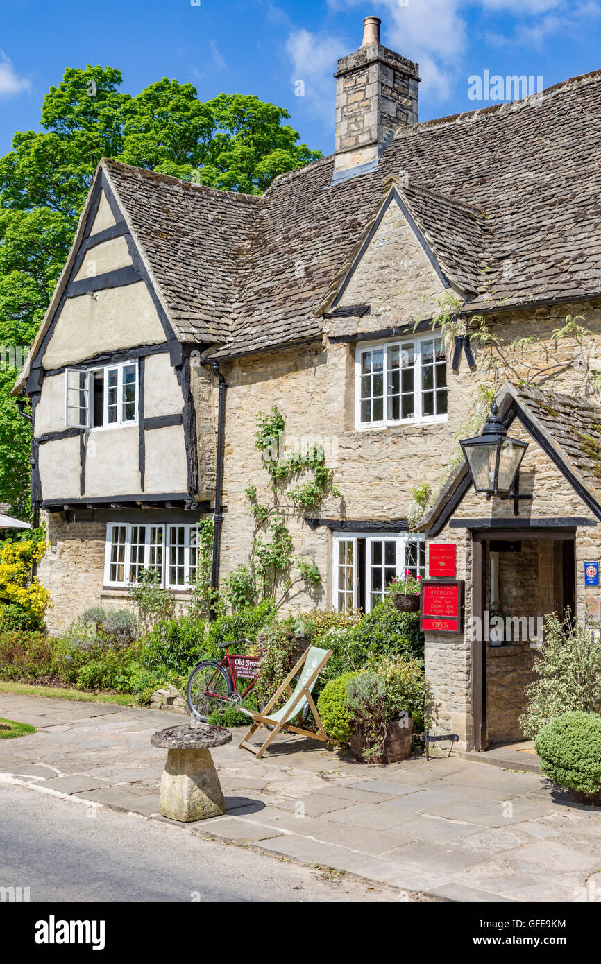 The Old Swan Inn in Cotswold Dorf Minster Lovell, Oxfordshire, England, Großbritannien Stockfoto