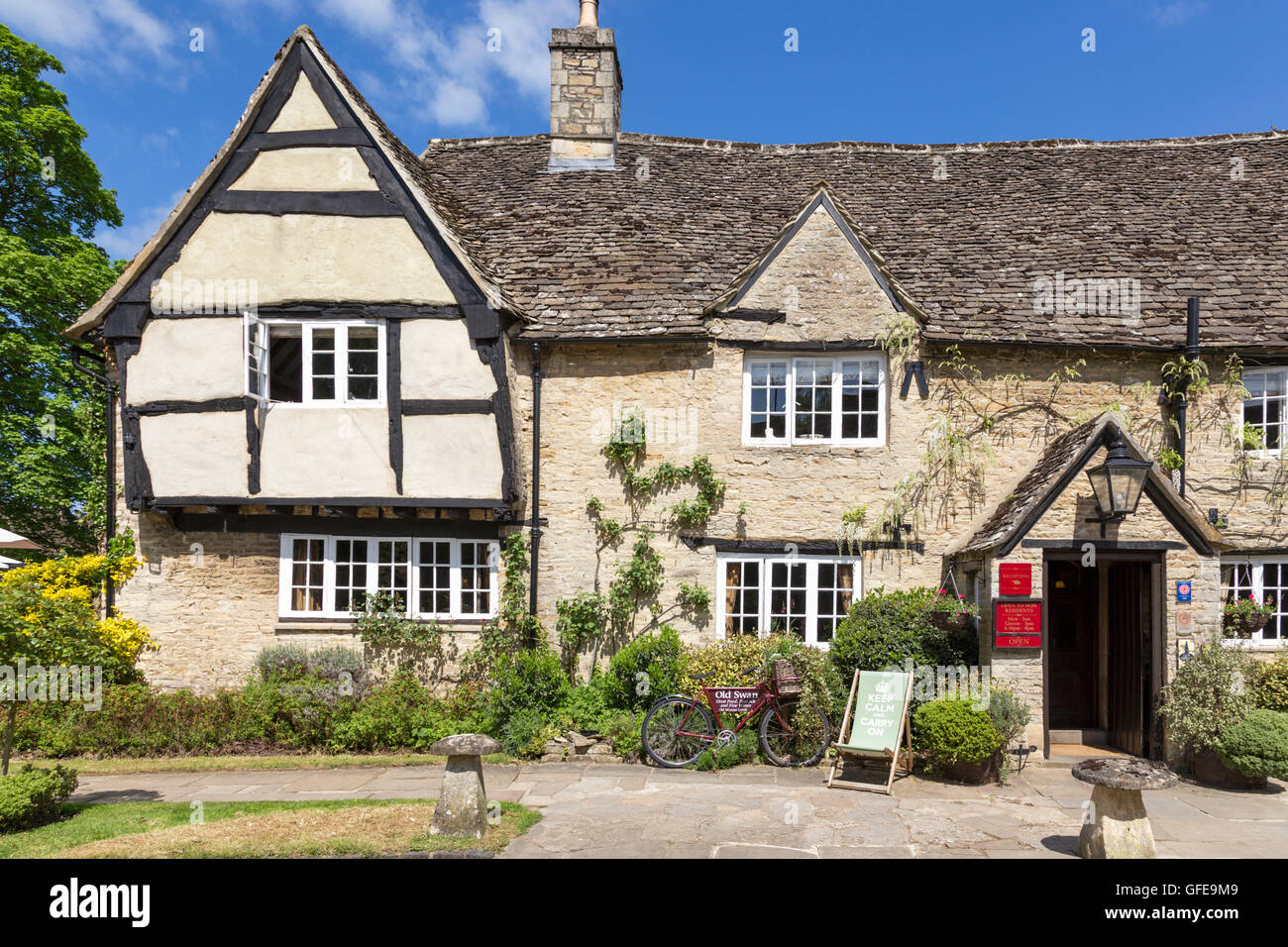 The Old Swan Inn in Cotswold Dorf Minster Lovell, Oxfordshire, England, Großbritannien Stockfoto