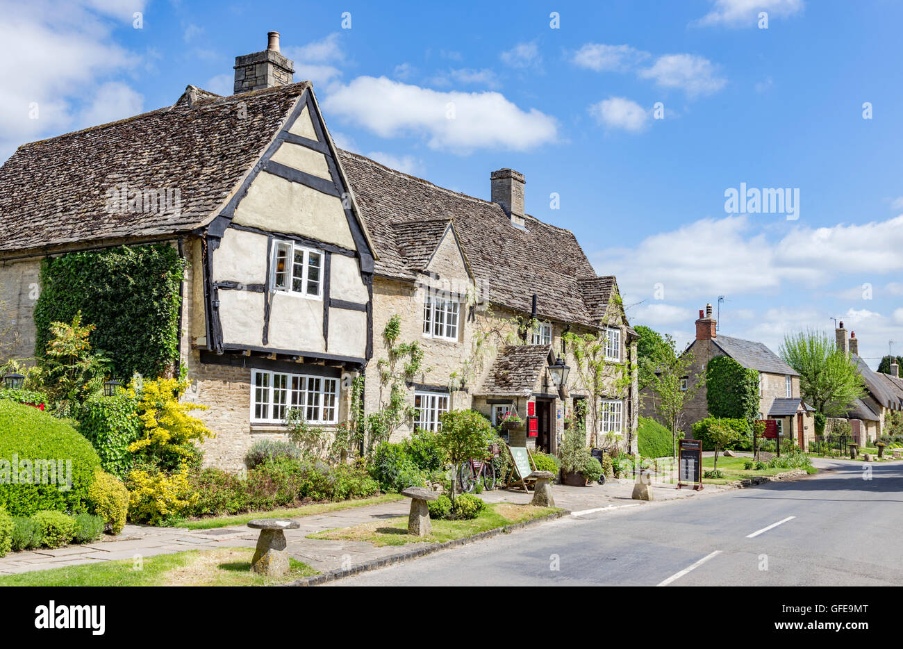 The Old Swan Inn in Cotswold Dorf Minster Lovell, Oxfordshire, England, Großbritannien Stockfoto