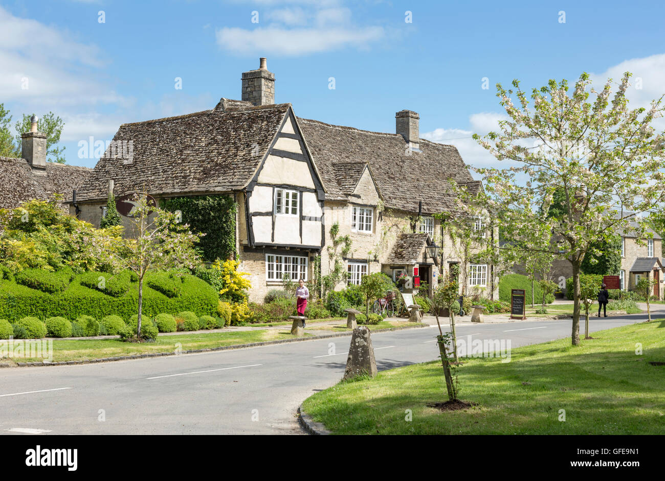 The Old Swan Inn in Cotswold Dorf Minster Lovell, Oxfordshire, England, Großbritannien Stockfoto