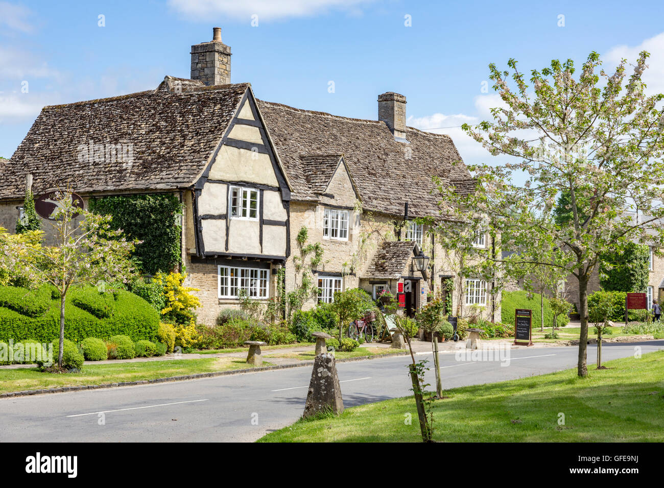 The Old Swan Inn in Cotswold Dorf Minster Lovell, Oxfordshire, England, Großbritannien Stockfoto