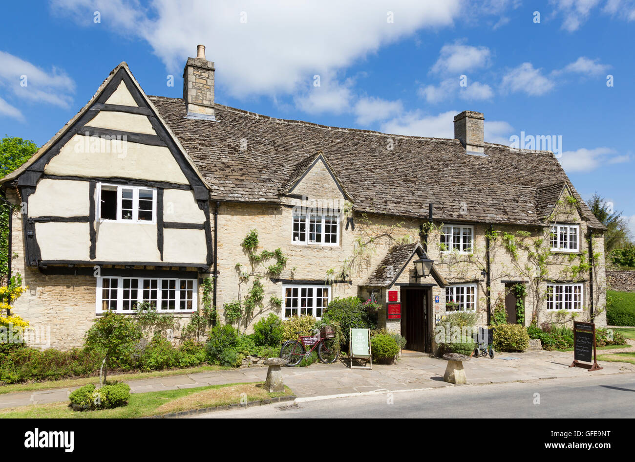 The Old Swan Inn in Cotswold Dorf Minster Lovell, Oxfordshire, England, Großbritannien Stockfoto