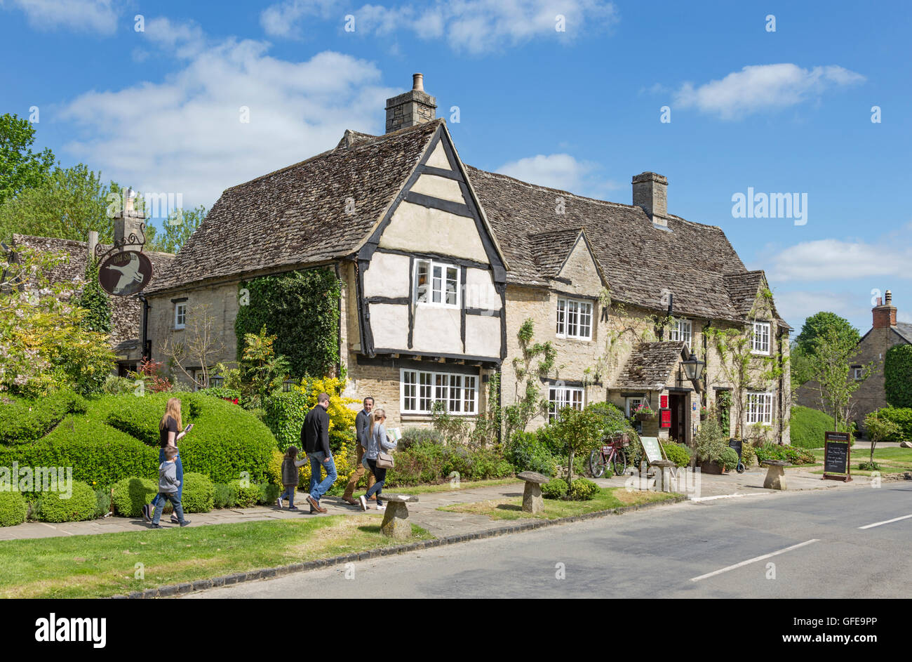 The Old Swan Inn in Cotswold Dorf Minster Lovell, Oxfordshire, England, Großbritannien Stockfoto