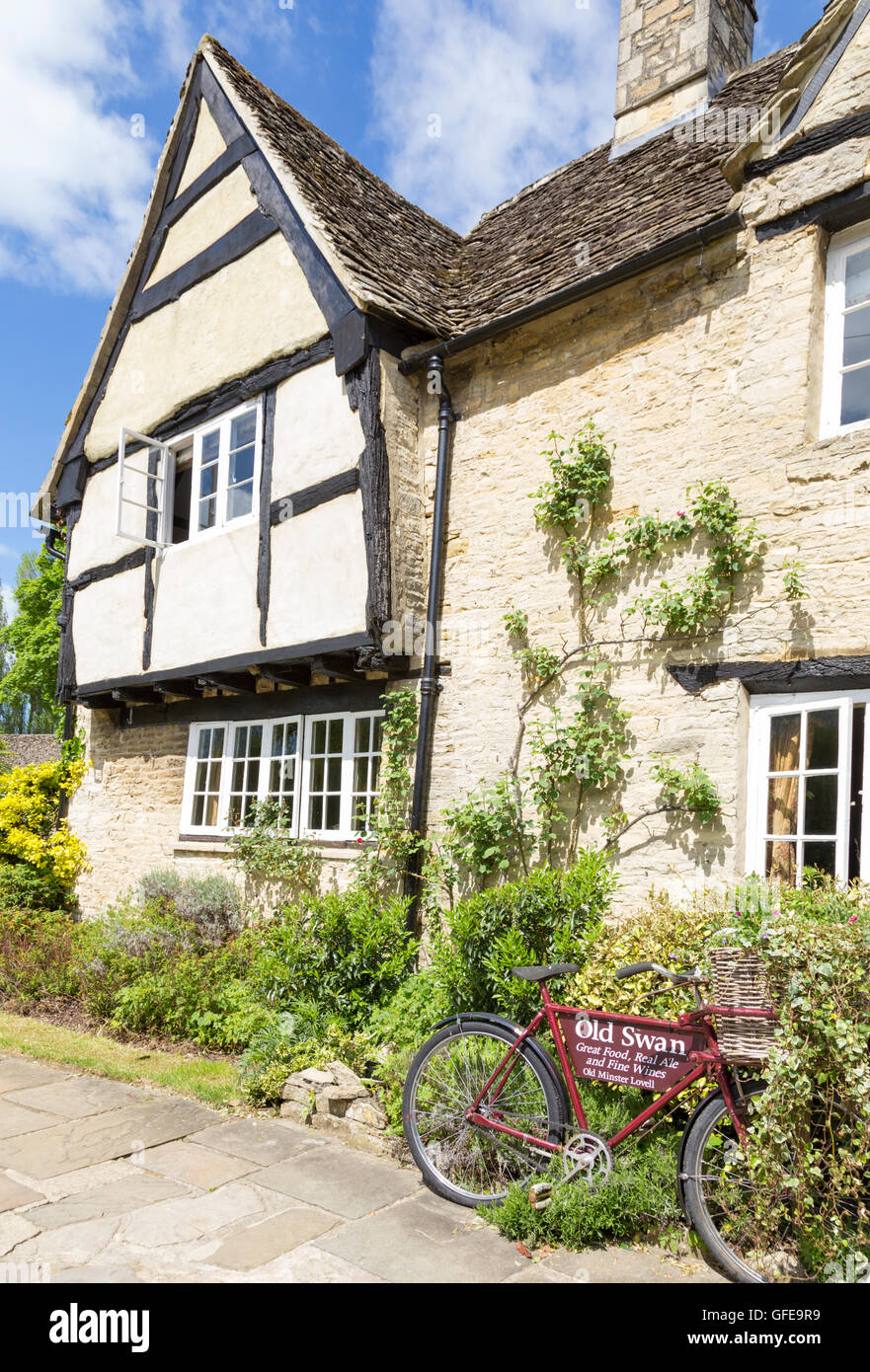 The Old Swan Inn in Cotswold Dorf Minster Lovell, Oxfordshire, England, Großbritannien Stockfoto