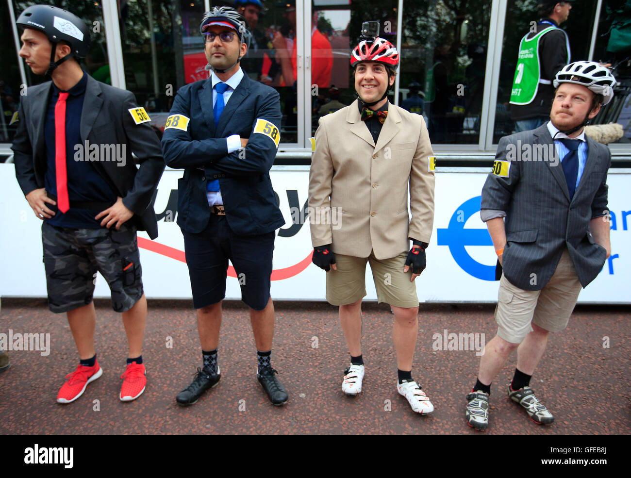 Radfahrer tragen Anzug Jacken und Krawatten bereiten im jährlichen Brompton World Championship Finale im Rahmen des aufsichtlichen RideLondon Festival des Radsports auf The Mall, London teilnehmen. Stockfoto