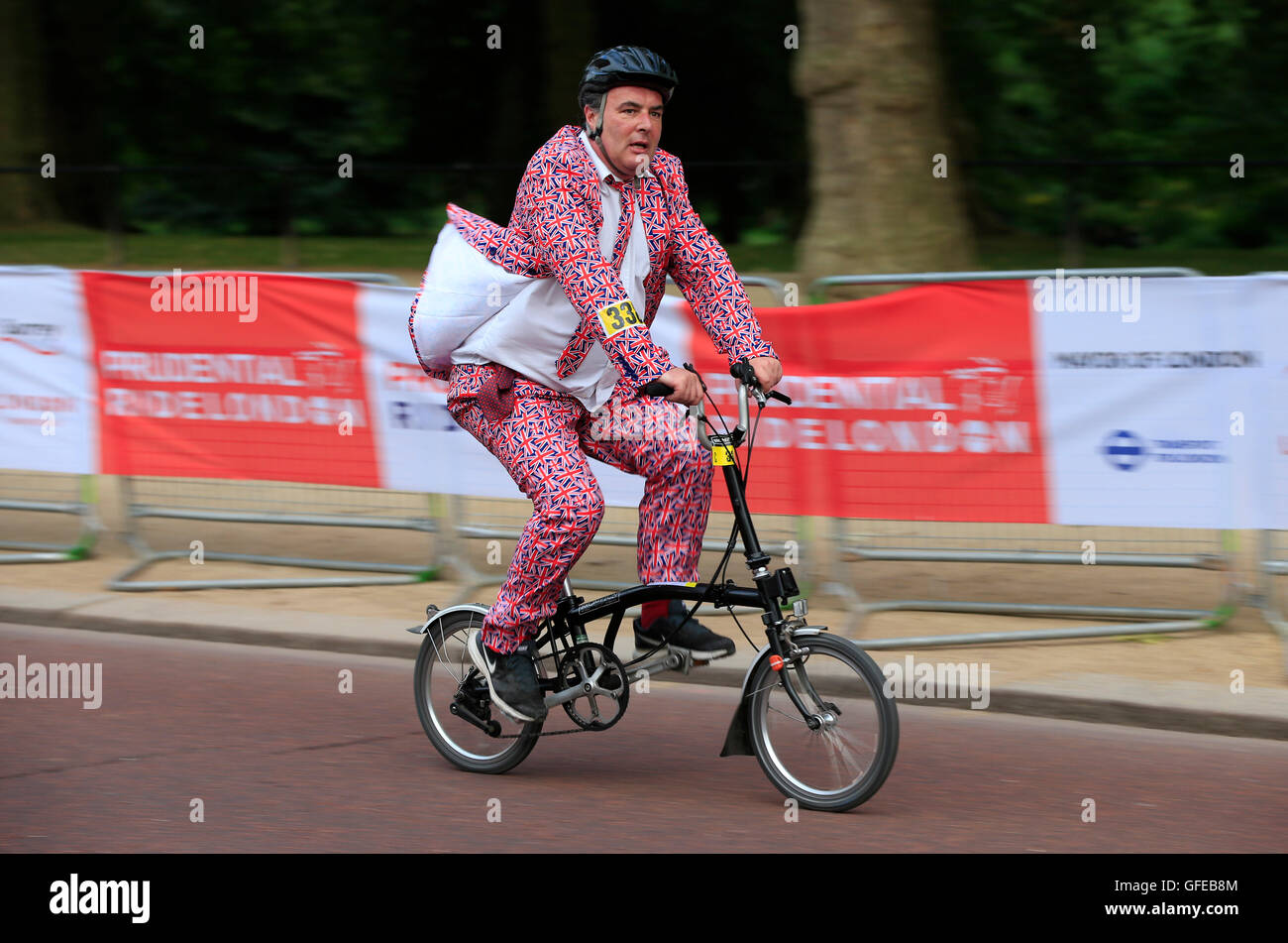 Ein Teilnehmer, der am jährlichen Finale der Brompton-Weltmeisterschaft im Rahmen des Prudential RideLondon Festival of Cycling on the Mall, London, teilnimmt. Stockfoto