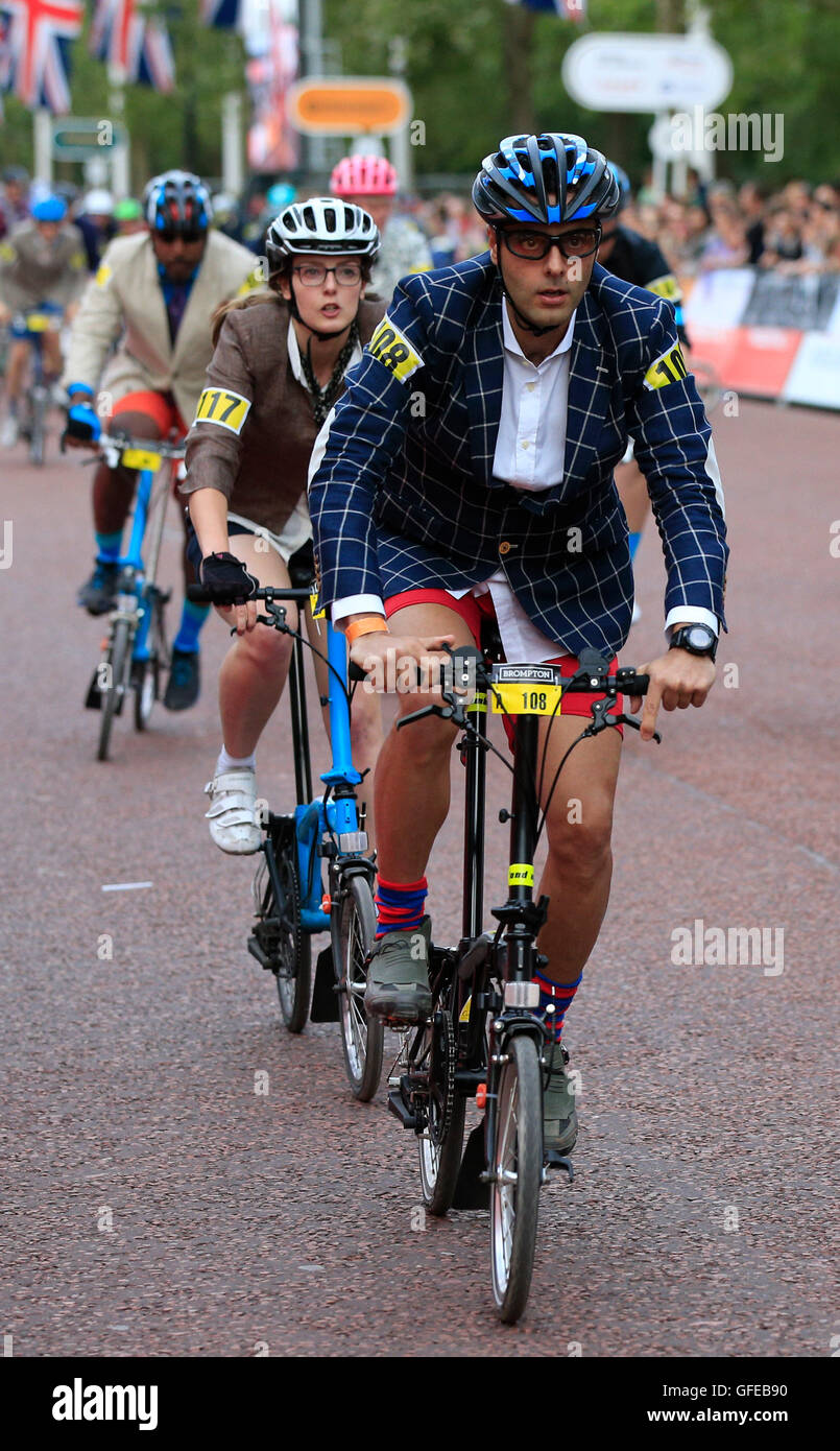 Konkurrenten, die Teilnahme an der jährlichen Brompton World Championship Finale, statt als Bestandteil der aufsichtsrechtlichen RideLondon Festspiele des Radsports auf The Mall, London. Stockfoto