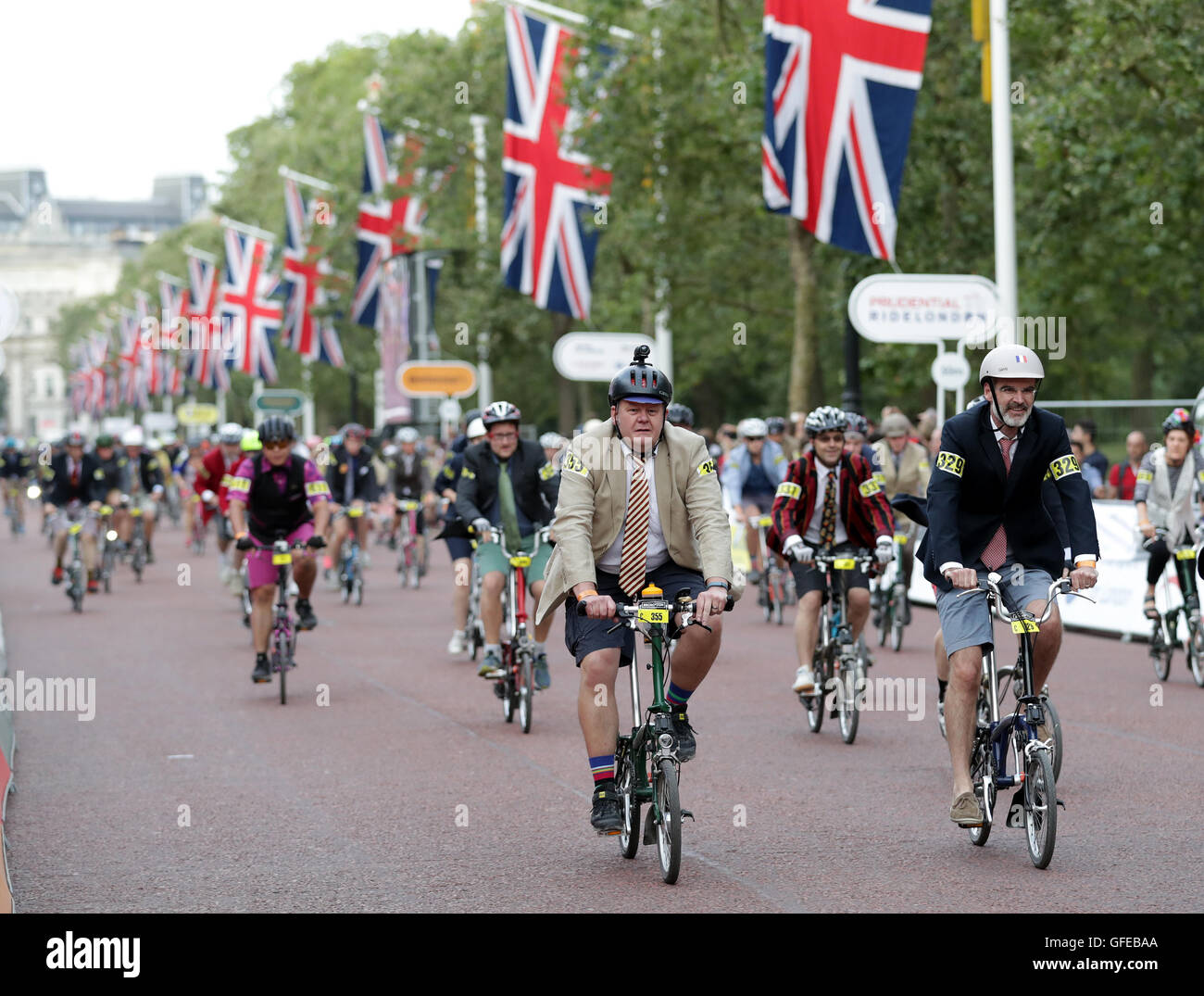 Reiter finden ihren Weg über die Mall auf Brompton-Bikes während der Tag eines aufsichtsrechtlichen RideLondon. Stockfoto