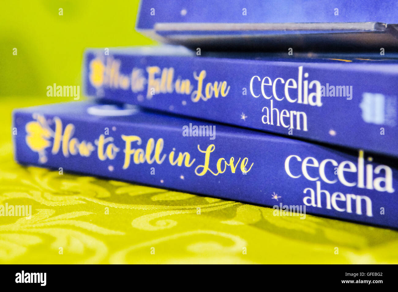 Belfast, Nordirland, Vereinigtes Königreich. 16. November 2013 - Zeichen irischen Autorin Cecelia Ahern Exemplare ihres neuen Buches "Wie To Fall In Love" Stockfoto