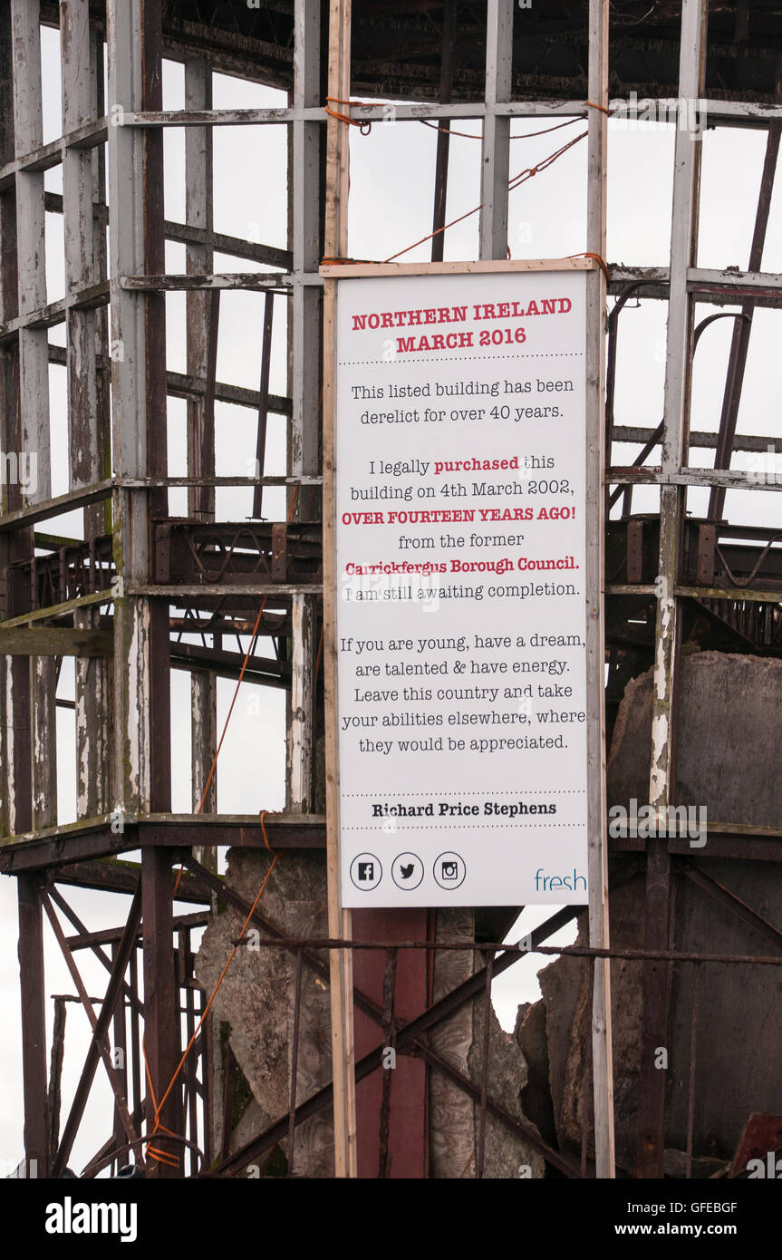 Schild an einem denkmalgeschützten Gebäude in Nordirland, Protest gegen mangelnde Fortschritte in Fragen der Planung. Stockfoto