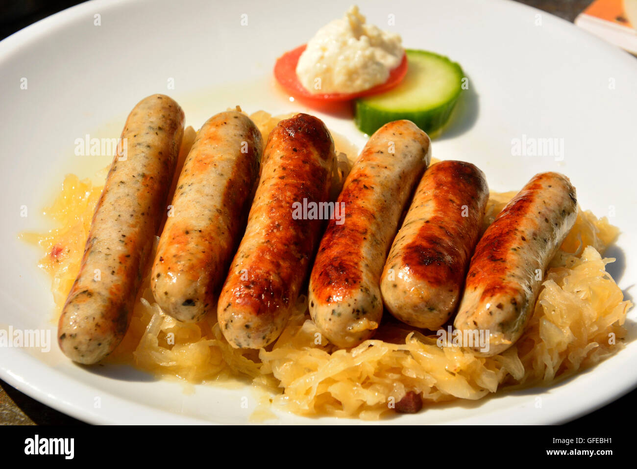 Nürnberger Würstchen mit Kraut Stockfoto