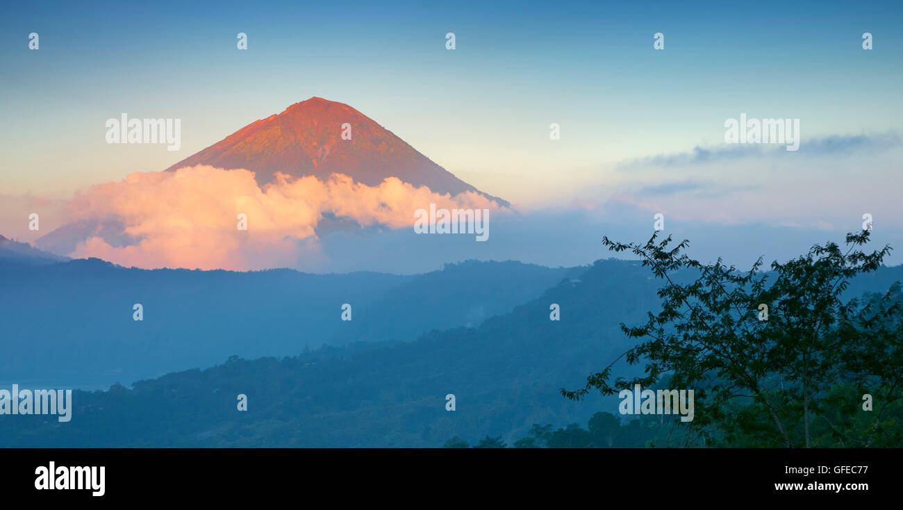 Gunung Agung Vulkan bei Sonnenuntergang, Bali, Indonesiawilderness Stockfoto