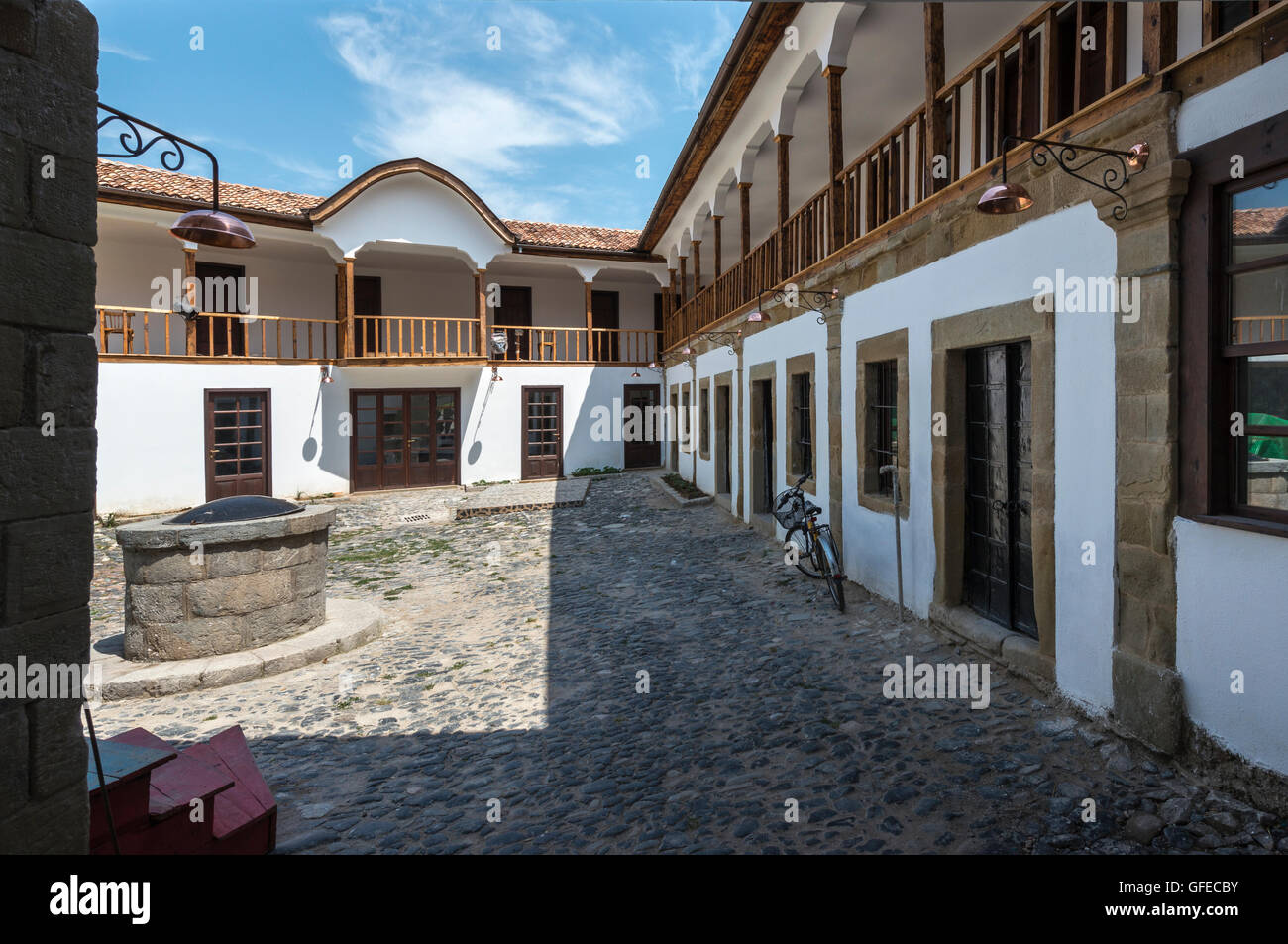 Das neu restaurierte Hani ich Elbasanit, osmanische Ära Gasthaus im Stadtteil Basar. Korca, süd-östlichen Albanien. Stockfoto