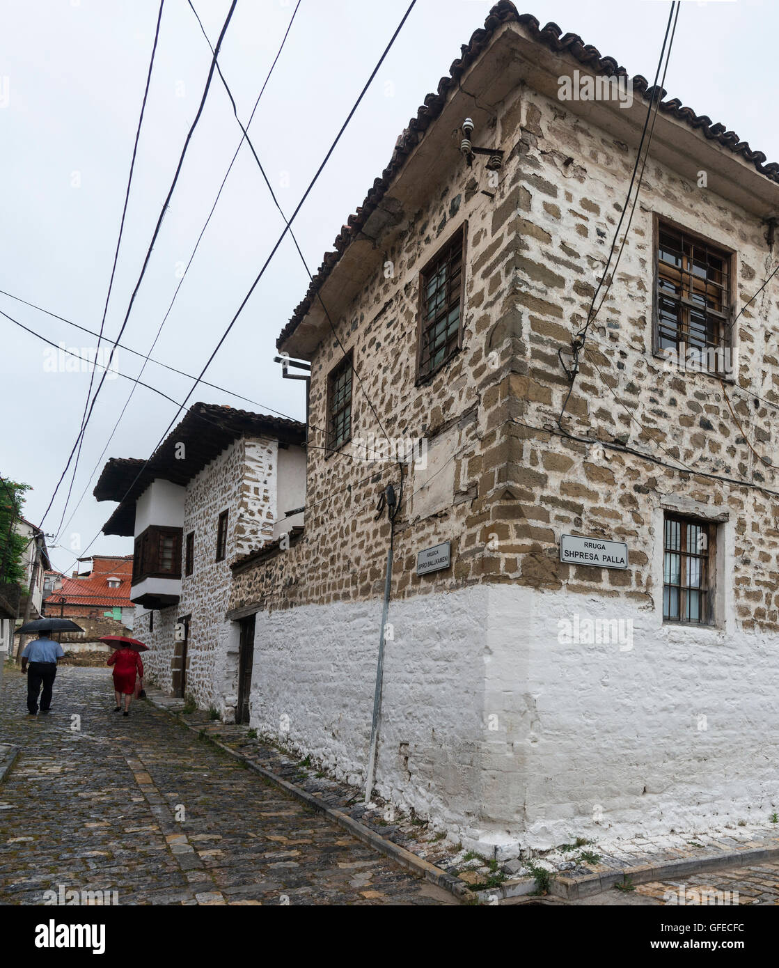 Typische alte osmanische Häuser, ehemalige Heimat der Künstler Vangjush Mio, Altstadt von Korca, süd-östlichen Albanien. Stockfoto