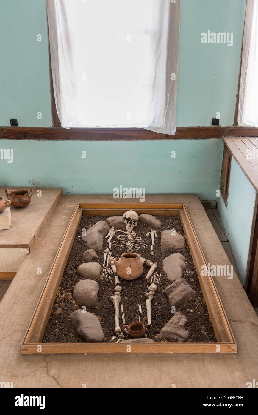 Rekonstruktion einer bronzezeitlichen Bestattung im archäologischen Museum, Altstadt von Korca, süd-östlichen Albanien. Stockfoto