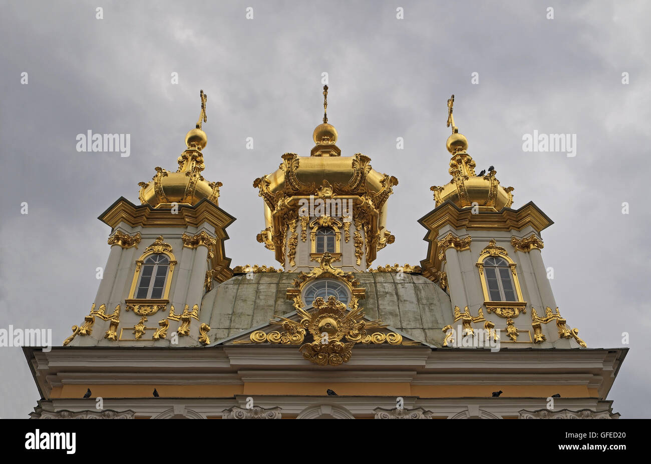 Reich verzierte Goldene Kuppeln auf dem Peterhof Grand Palace, St. Petersburg, Russland. Stockfoto