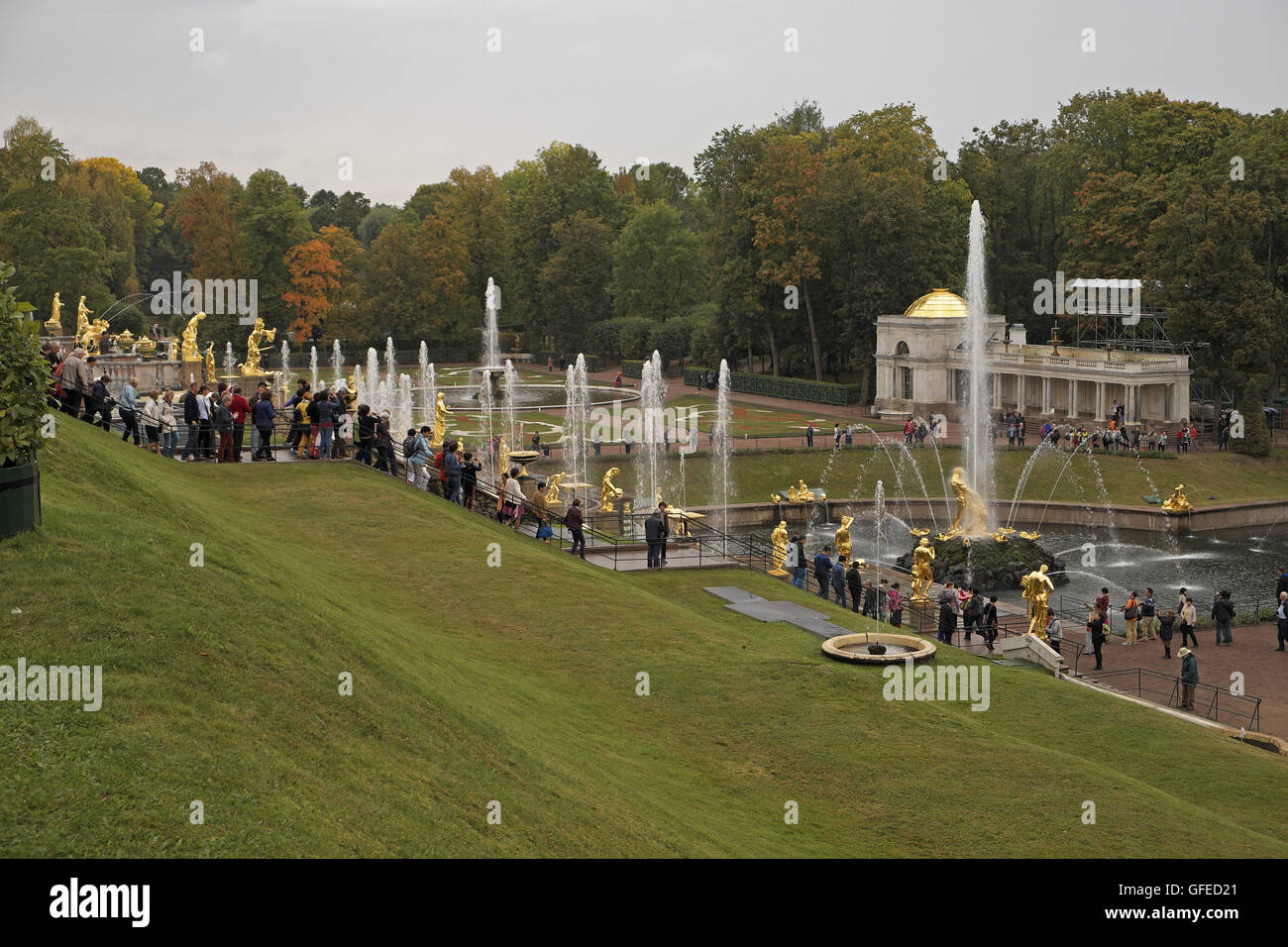 Skulpturen und Brunnen, Peterhof Grand Palace, St. Petersburg, Russland. Stockfoto