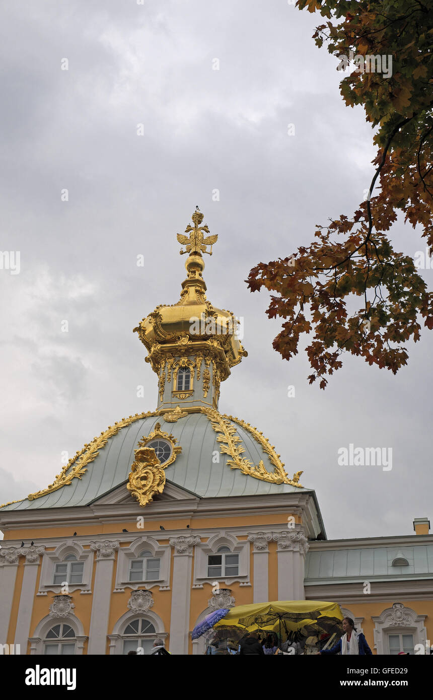 Reich verzierte goldene Kuppel auf dem Peterhof Grand Palace, St. Petersburg, Russland. Stockfoto