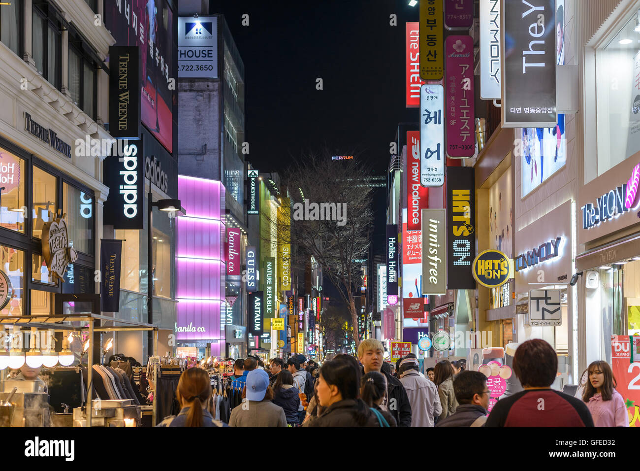 Myeong-Dong Einkaufsstraße in der Nacht, Seoul, Südkorea Stockfoto