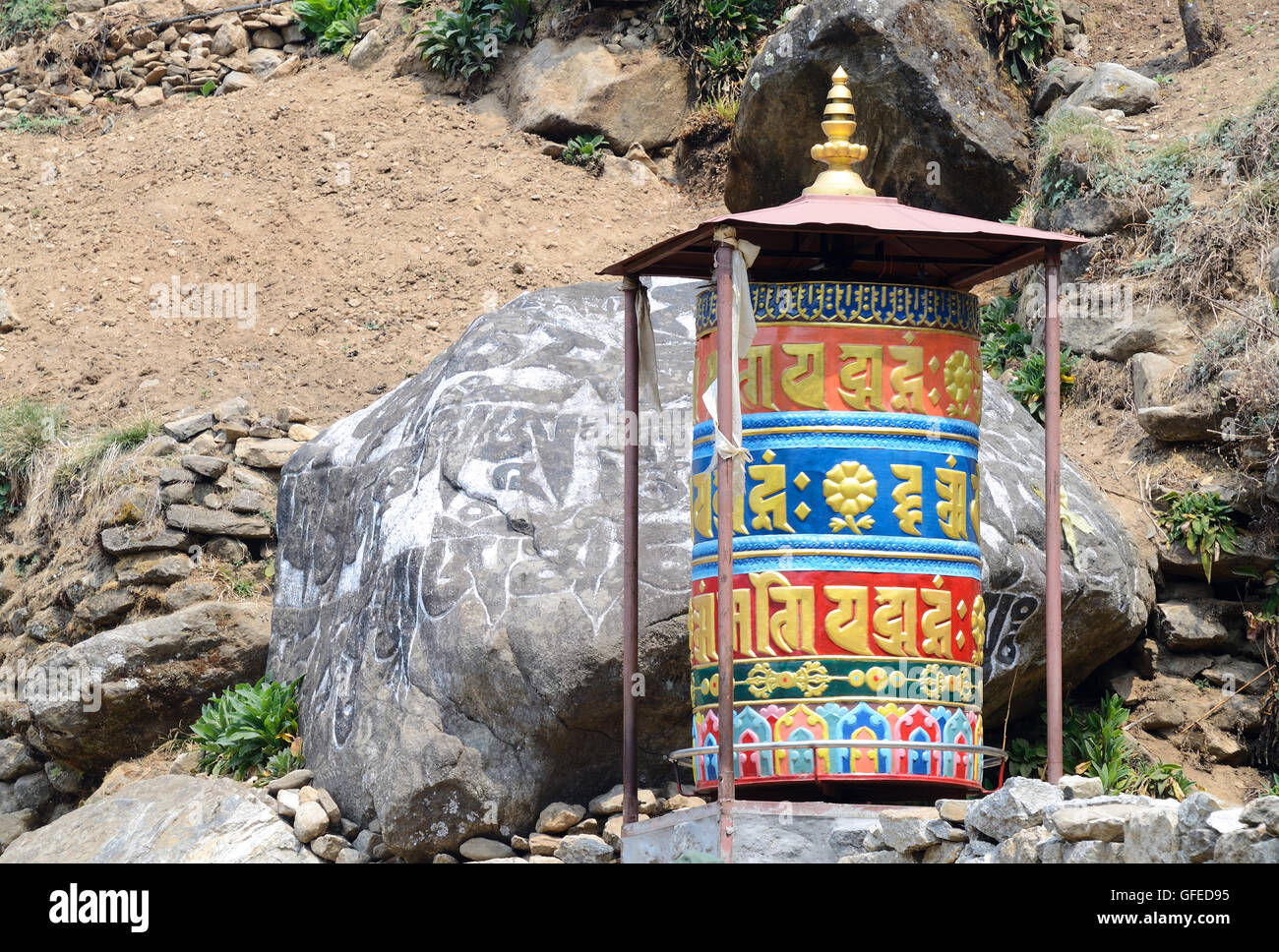 Alte buddhistische Mani Steinen Gebetsmühlen mit Heiligen Mantras auf dem Weg zum Everest Base Camp, Nepal, Asien, Himalaya Stockfoto