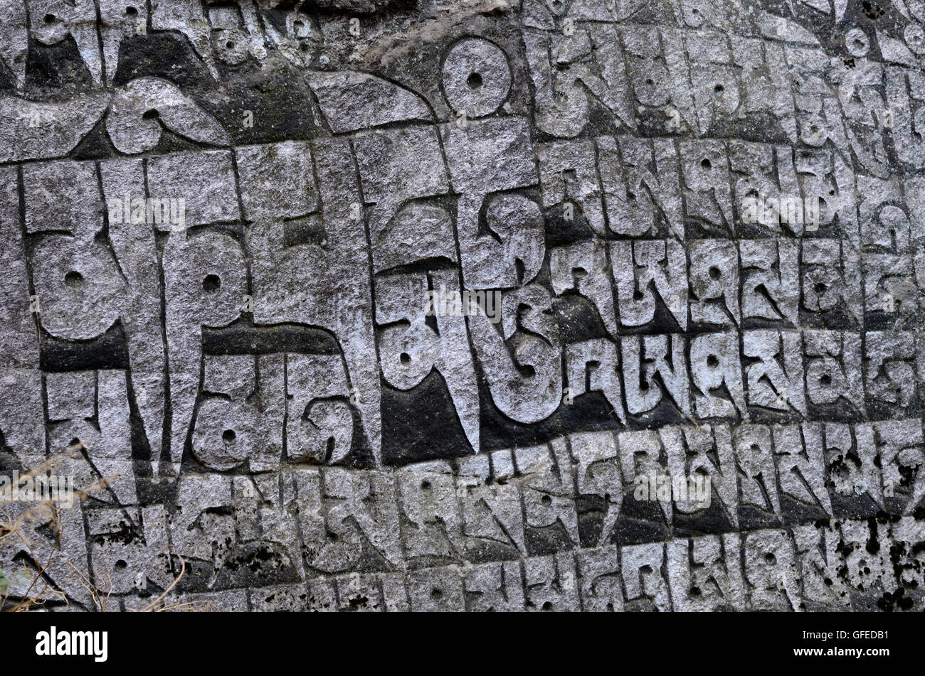 Alte buddhistische geschnitzt Steinmauer mit heiligen religiösen Mantras geschrieben in tibetischer Sprache, Ost-Nepal, Everest-Region, Asien Stockfoto