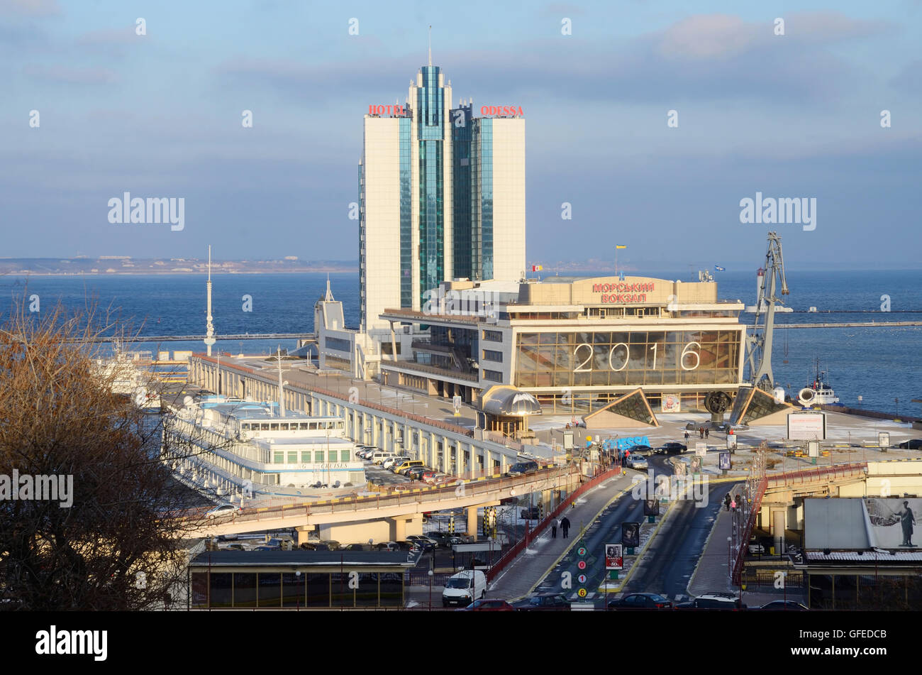 ODESSA, UKRAINE - 2. Januar 2016: Blick von der Potemkinschen Treppe der Passagier Seehafen von internationaler Bedeutung, befindet sich auf n Stockfoto