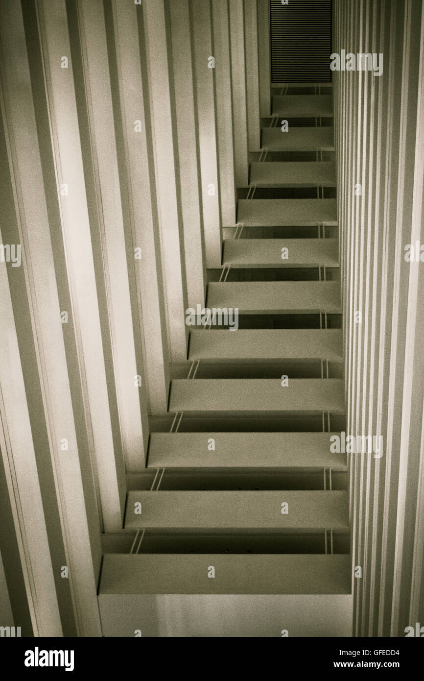 Abstrakte Treppe in schwarz / weiß Stockfoto