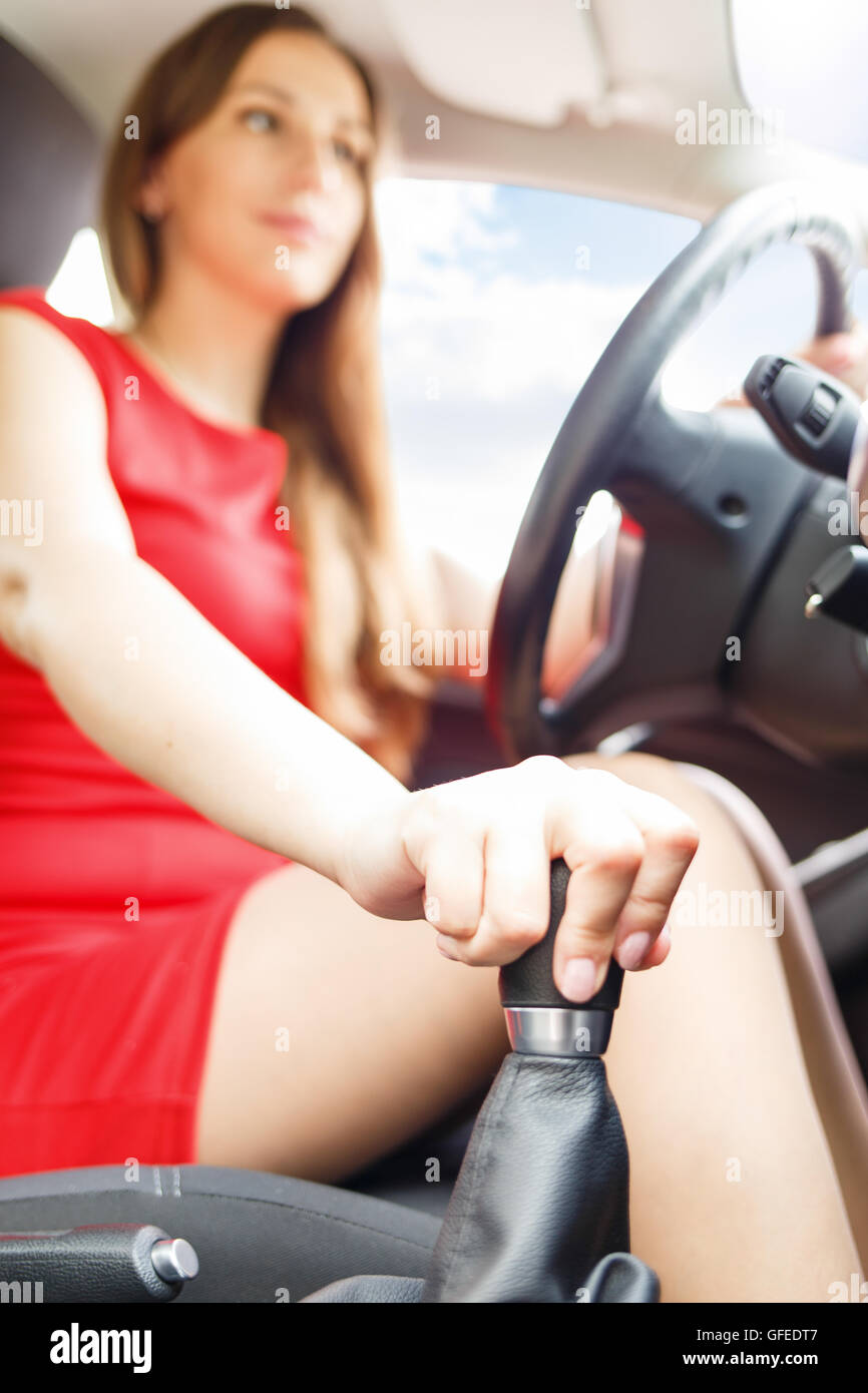 Junge Frau ein Auto zu fahren. Schnelle Lieferung oder Taxi-Konzept-Hintergrund Stockfoto