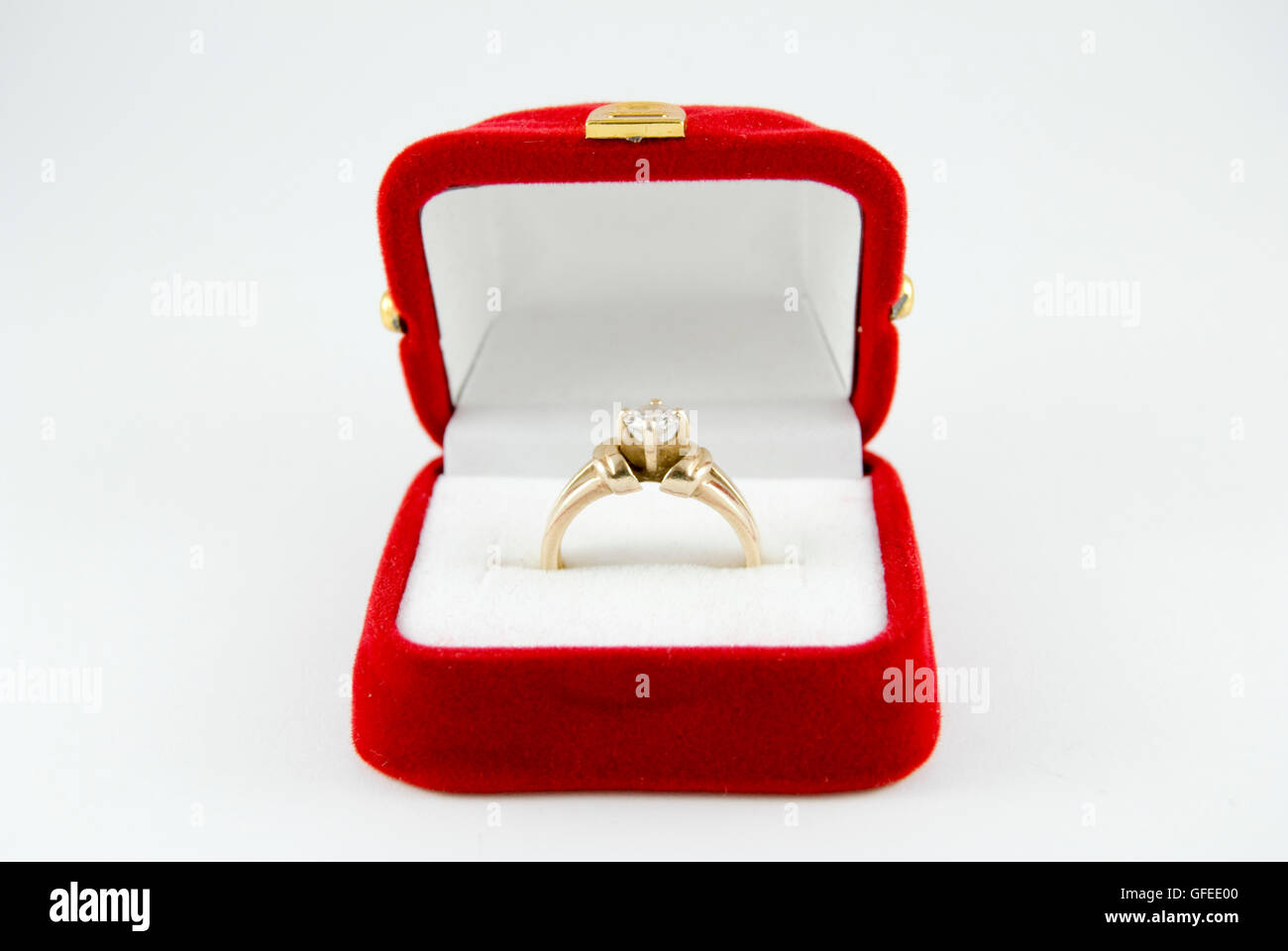 Diamant-Verlobungsring im roten Feld auf weißem Hintergrund Stockfoto