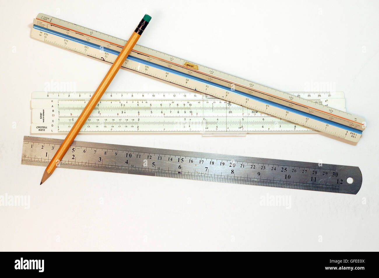 3 Arten von Herrschern, regelmäßige, glitt und Skala mit einem Bleistift, für die Planung und Konstruktion verwendet Stockfoto