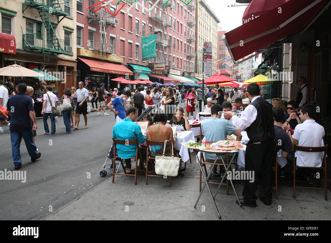 New York Restaurants in Little Italy mit seinen Sitzgelegenheiten im freien Stockfoto