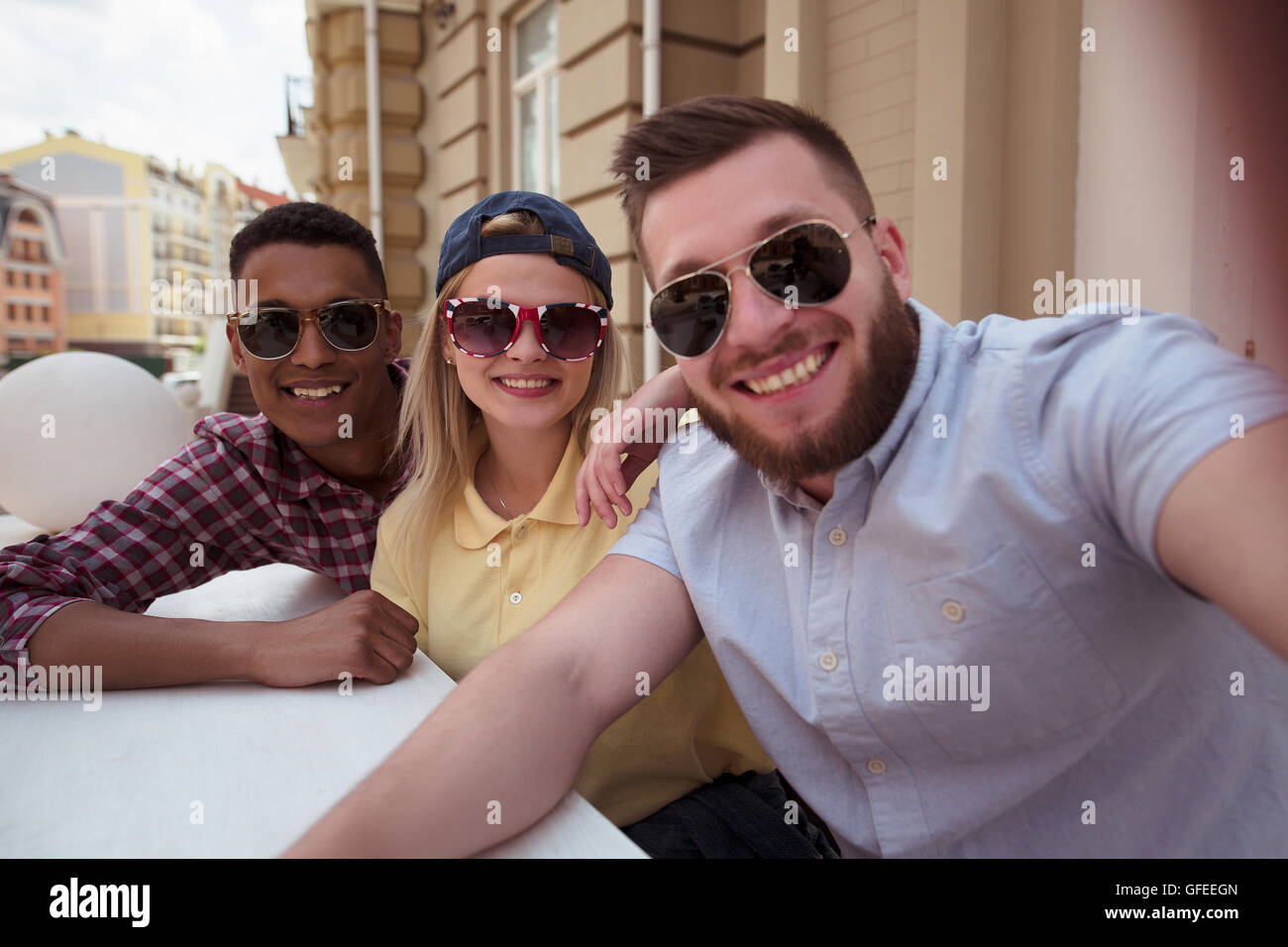 Glückliche Freunde machen Selfies im freien Stockfoto