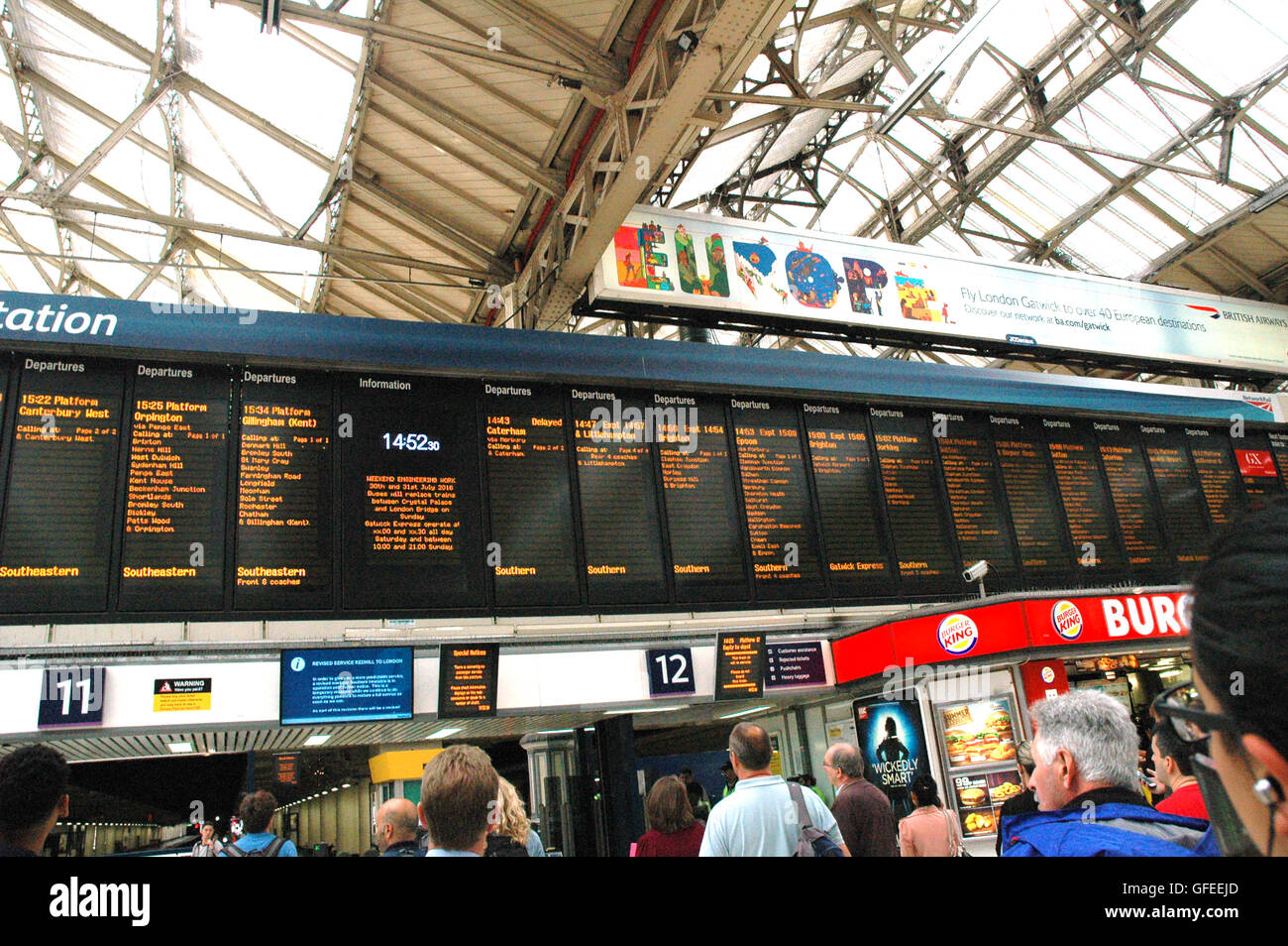 London, UK, 29. Juli 2016, Southern Railway verspätete Züge an der Victoria Station. Süden ist der Markenname von der Govia Thameslink Eisenbahn Zug Unternehmen auf den südlichen Routen des Thameslink, südlichen und Great Northern Franchise-Betrieb verwendet. Stockfoto