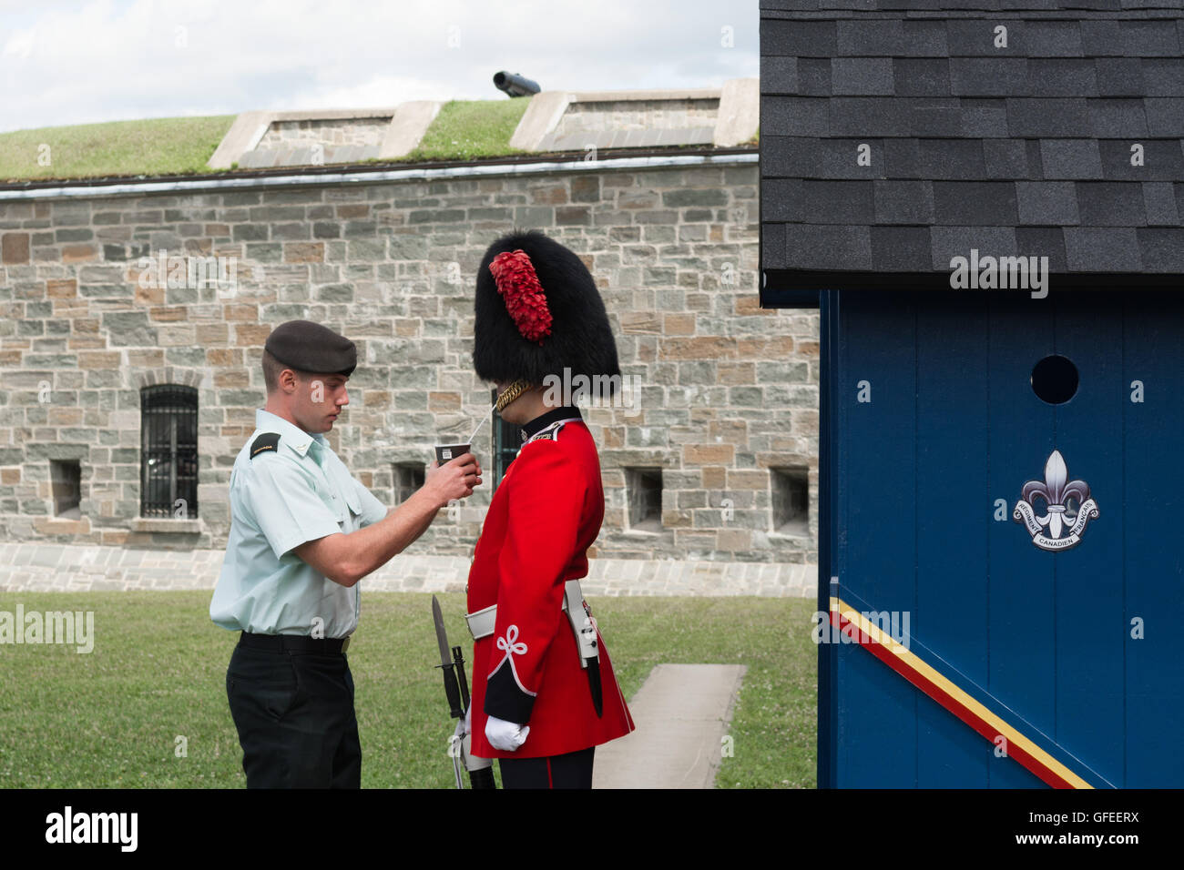 La Citadelle, Quebec, Kanada - Gardist im Dienst einen Bärenfell Hut gegeben ein Getränk mit einem Strohhalm an einem heißen Sommertag Stockfoto