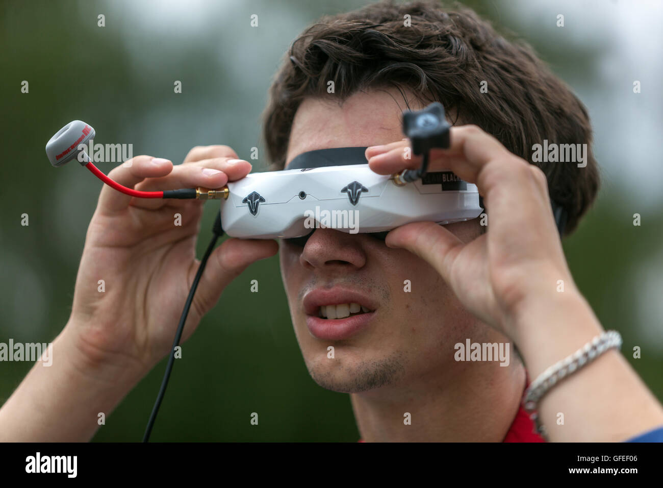 Drohnen-Pilot mit Brille auf seiner Kontrolle Stockfoto