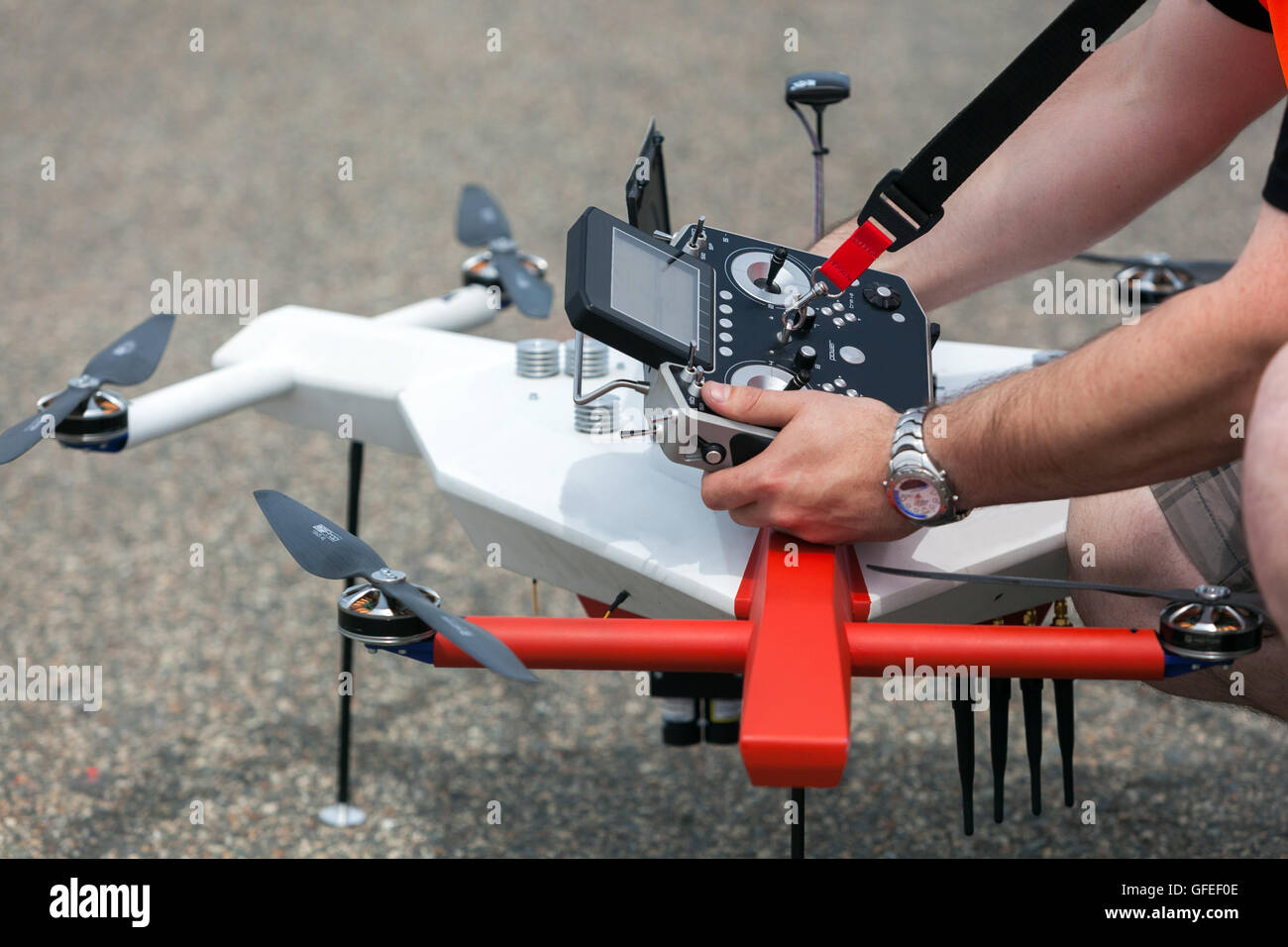 Vorbereitung und Radio Control Panel für eine Drohne Stockfoto