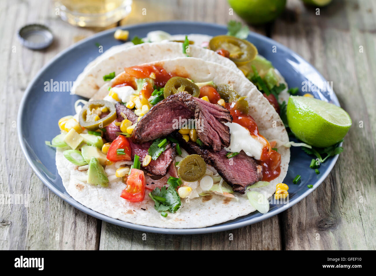 Weiche Tacos mit Filetsteak, Mais, Krautsalat, Avocado und Tomaten Stockfoto