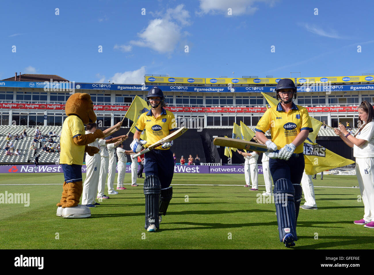 Warwickshire Bären Damen cricket Team zu Fuß aus bat bei Edbaston Haus von Warwickshire County Cricket Club Großbritannien England Uk Stockfoto