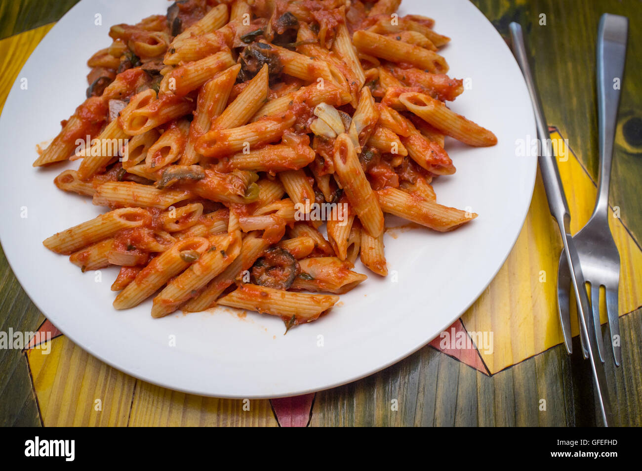 Primavera Gemüse Penne mit italienischer Puttanesca Spaghetti-sauce Stockfoto