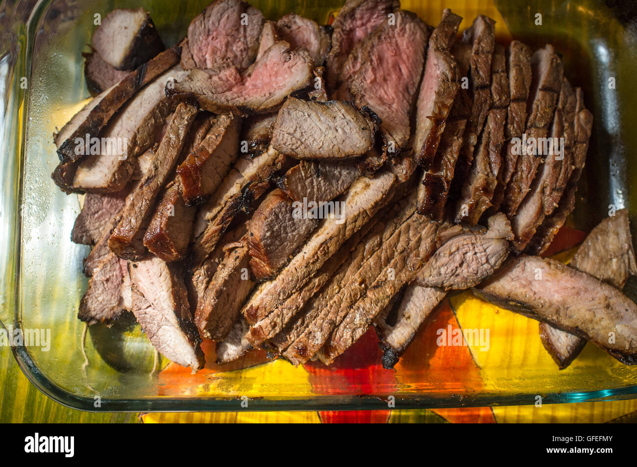 Geschnittenen saftiges mittlere seltene Rock Steak serviert Tablett Stockfoto