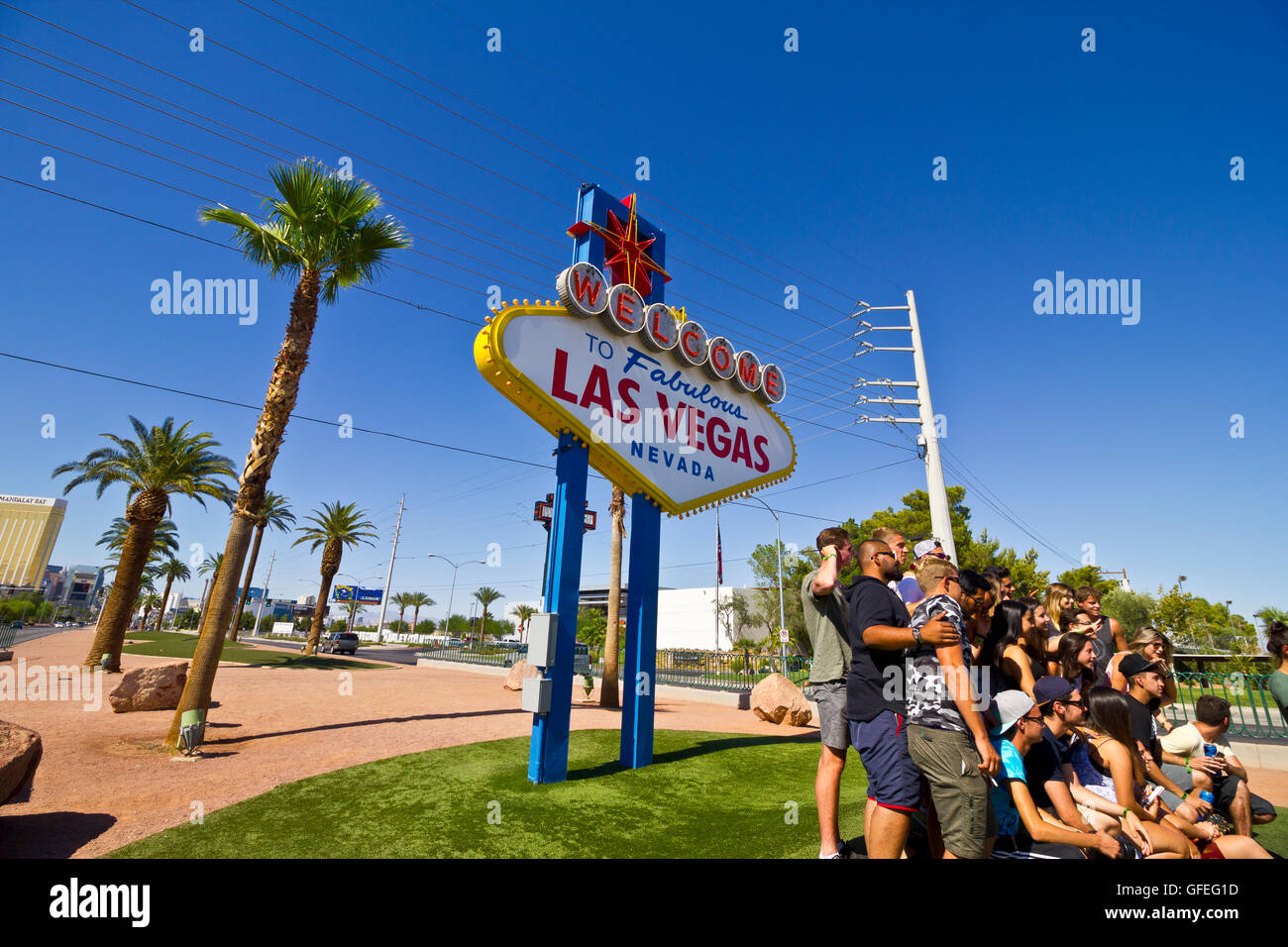 Las Vegas - ca. Juli 2016: Eine Gruppe von Touristen Pose für ein Foto vor berühmten Welcome to Fabulous Las Vegas Sign III Stockfoto