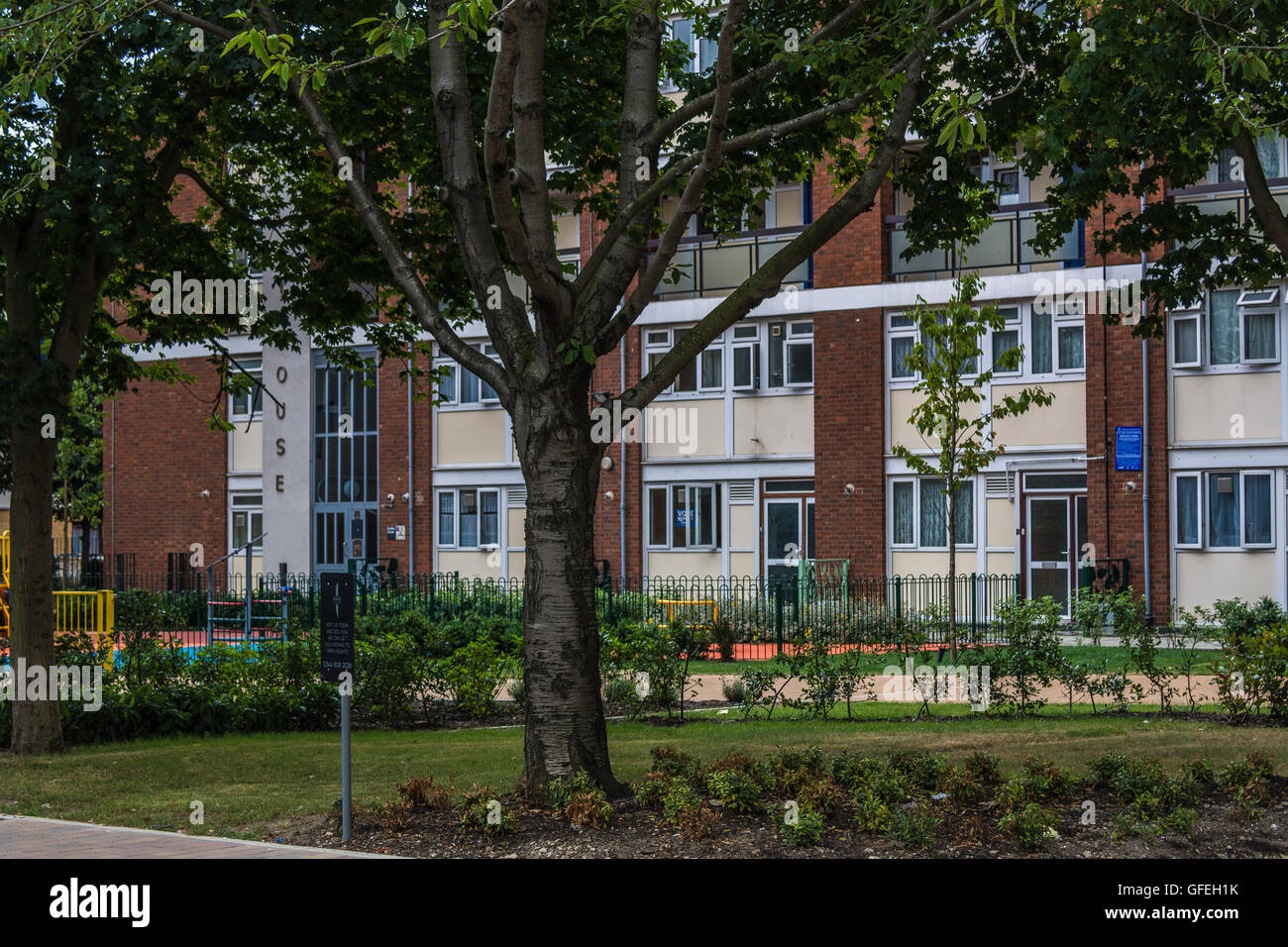 Dudley Haus, Robsart Straße, Brixton – die alten vorderen Parkplatz verwandelt sich jetzt in einem schönen Garten und Kinder Spielplatz Stockfoto