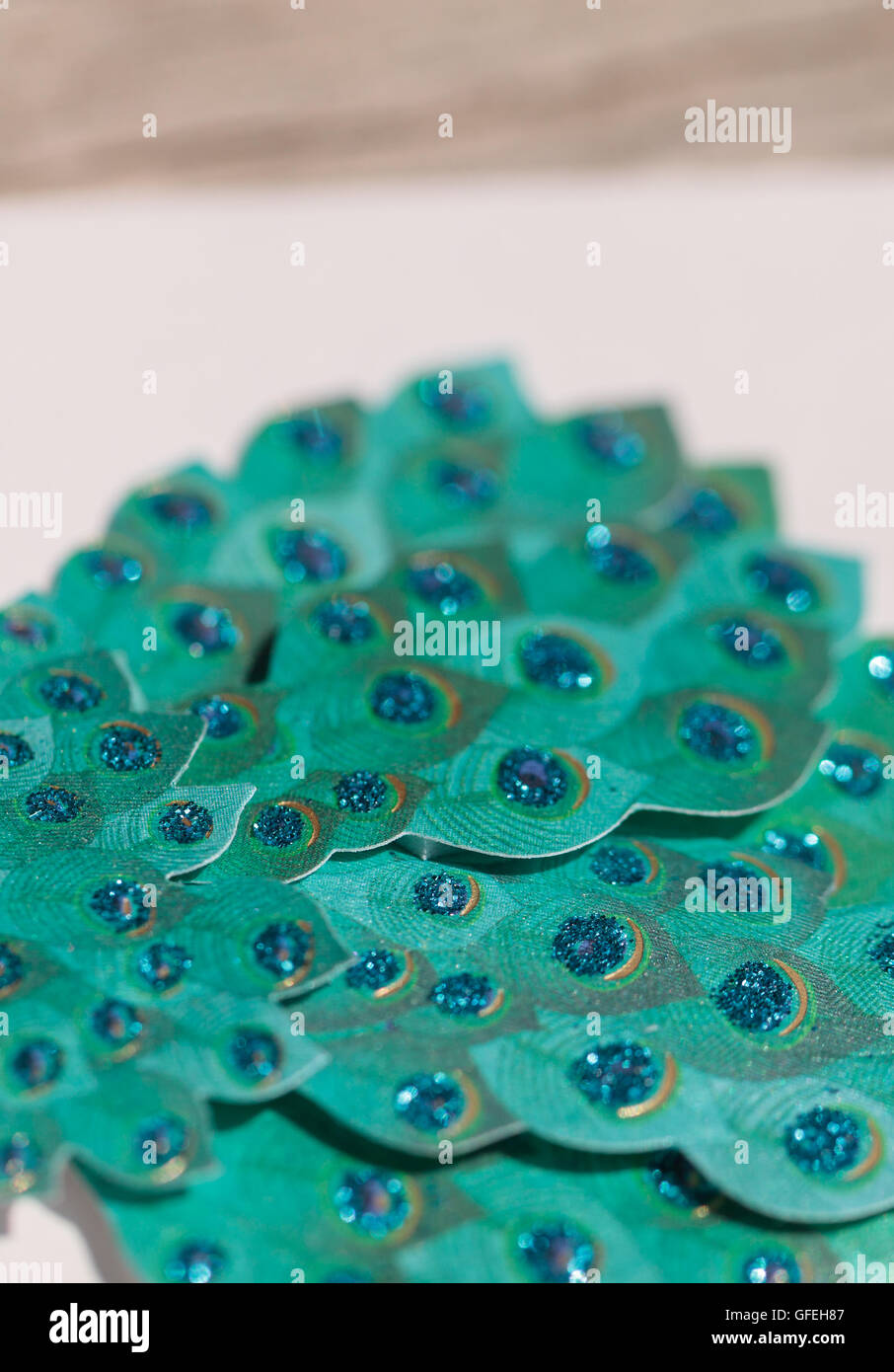 Blaue grüne Pfau gefärbt Papierhintergrund mit Glitzer Stockfoto