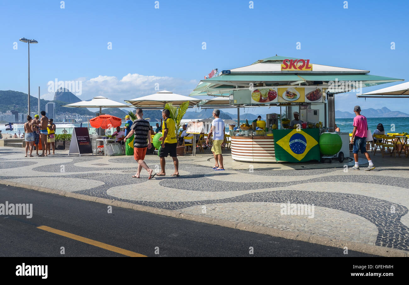 Fußgänger, entspannen am Strand der Copacabana. Rio De Janeiro ist Gastgeber für die Olympischen Sommerspiele im August 2016. Stockfoto