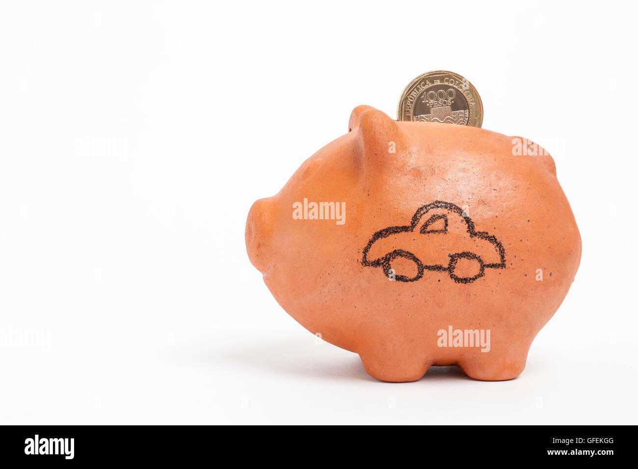 Sparen sie Geld in eine traditionelle Ton Sparschwein, um ein Auto zu kaufen - Seitenansicht Stockfoto