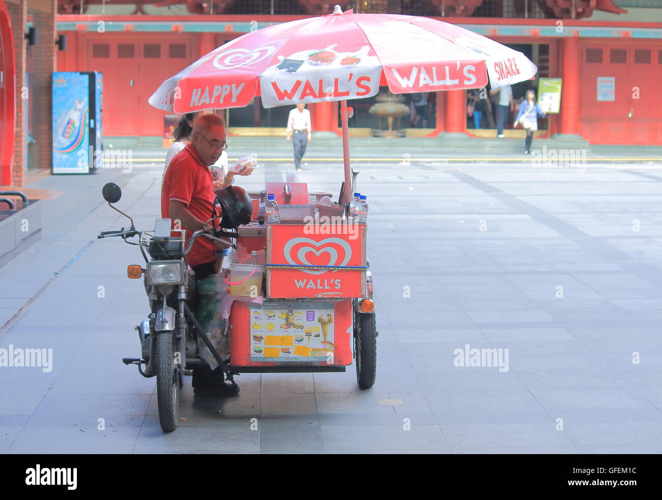 Ein Mann verkauft Eis in Chinatown Singapur. Stockfoto