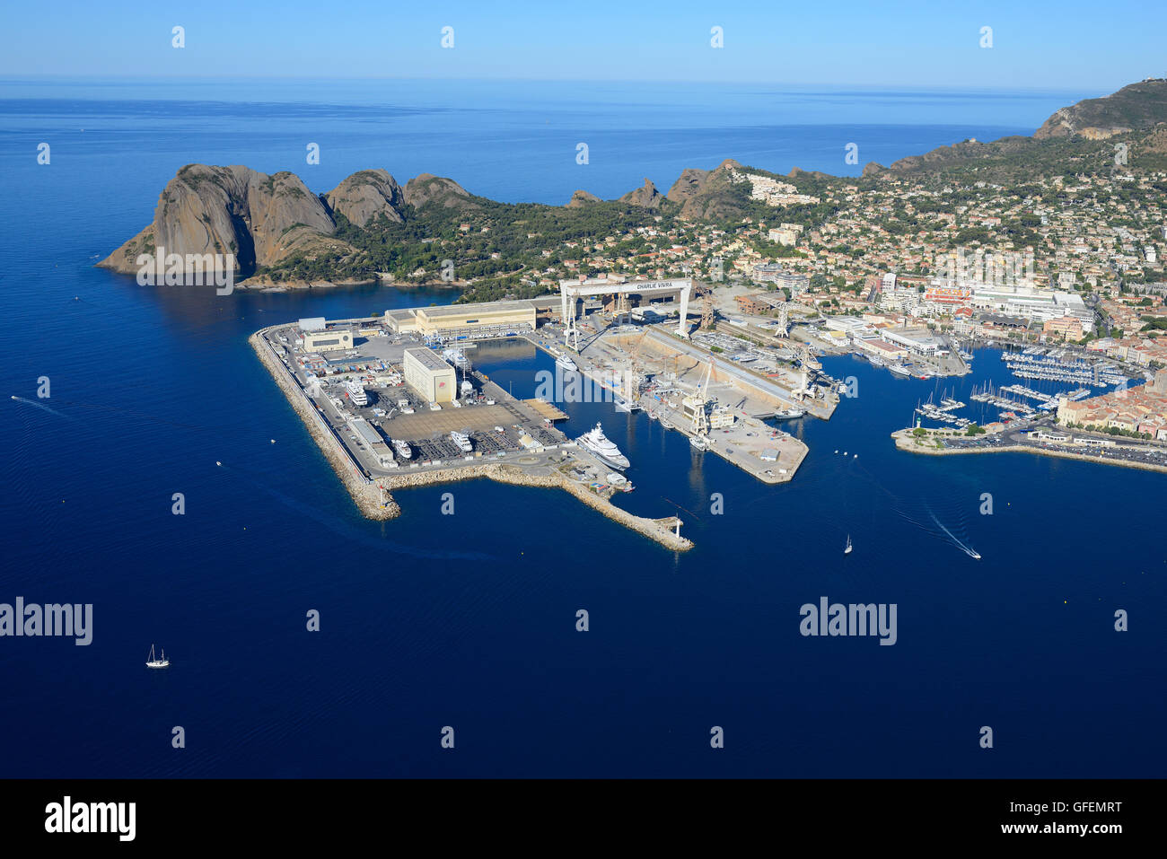 LUFTAUFNAHME. Moderne Werft und die alte Marina von La Ciotat. Bouches-du-Rhône, Provence, Frankreich. Stockfoto